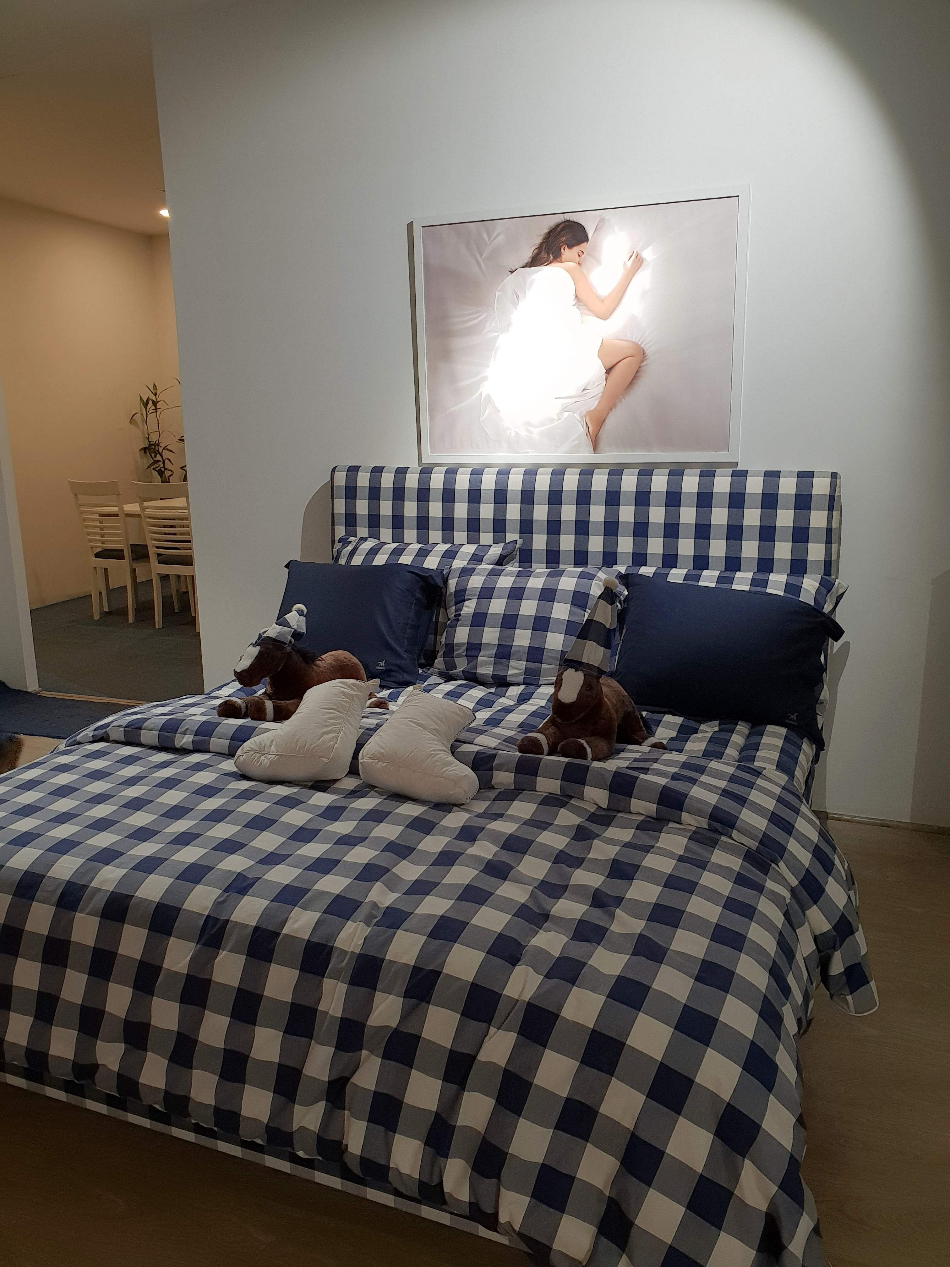 Bedroom,Bed,Room,Furniture,Bed sheet,Bedding,Bed frame,Property,Interior design,Wall