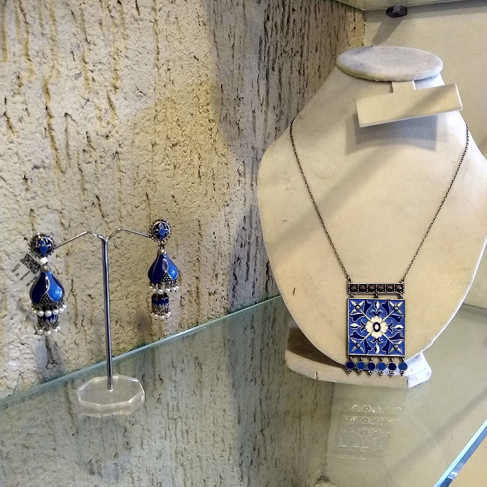 Blue,Cobalt blue,Necklace,Tile,Fashion accessory,Blue and white porcelain,Porcelain,Ceramic,Jewellery,Mannequin