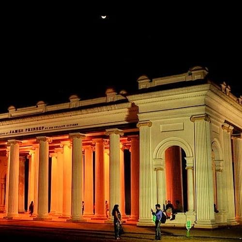 Night,Landmark,Architecture,Light,Sky,Building,Column,Tourist attraction,Ancient roman architecture,Facade