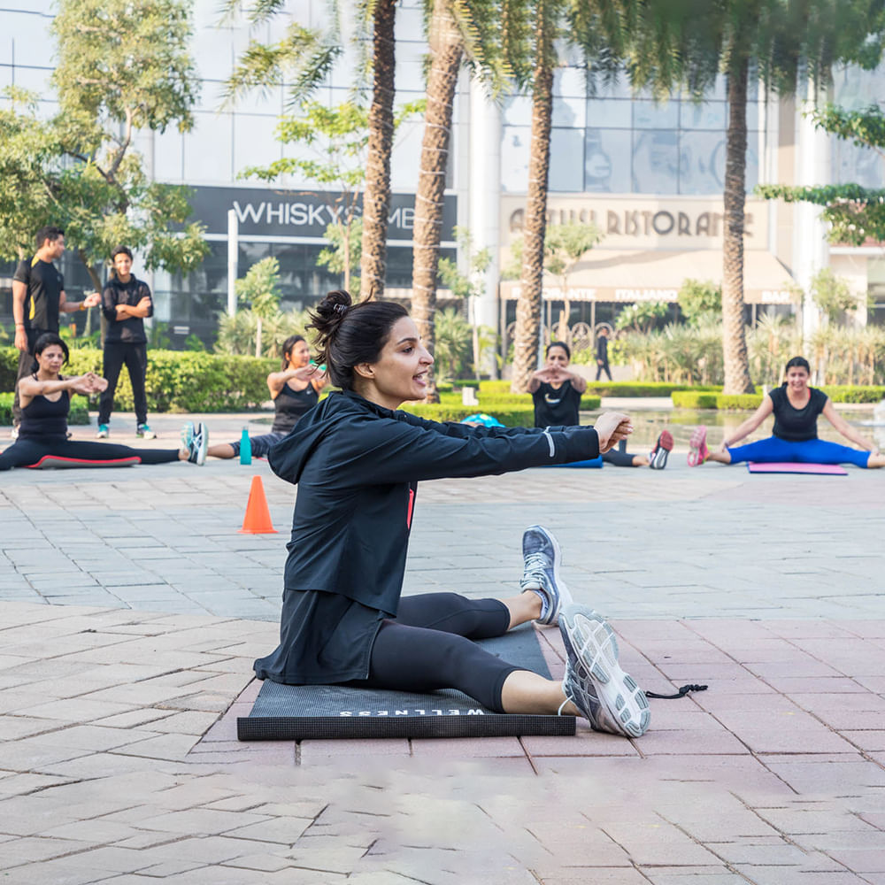 Physical fitness,Sitting,Street performance,Leisure,Photography,Tourism,Street,Performance art,Exercise