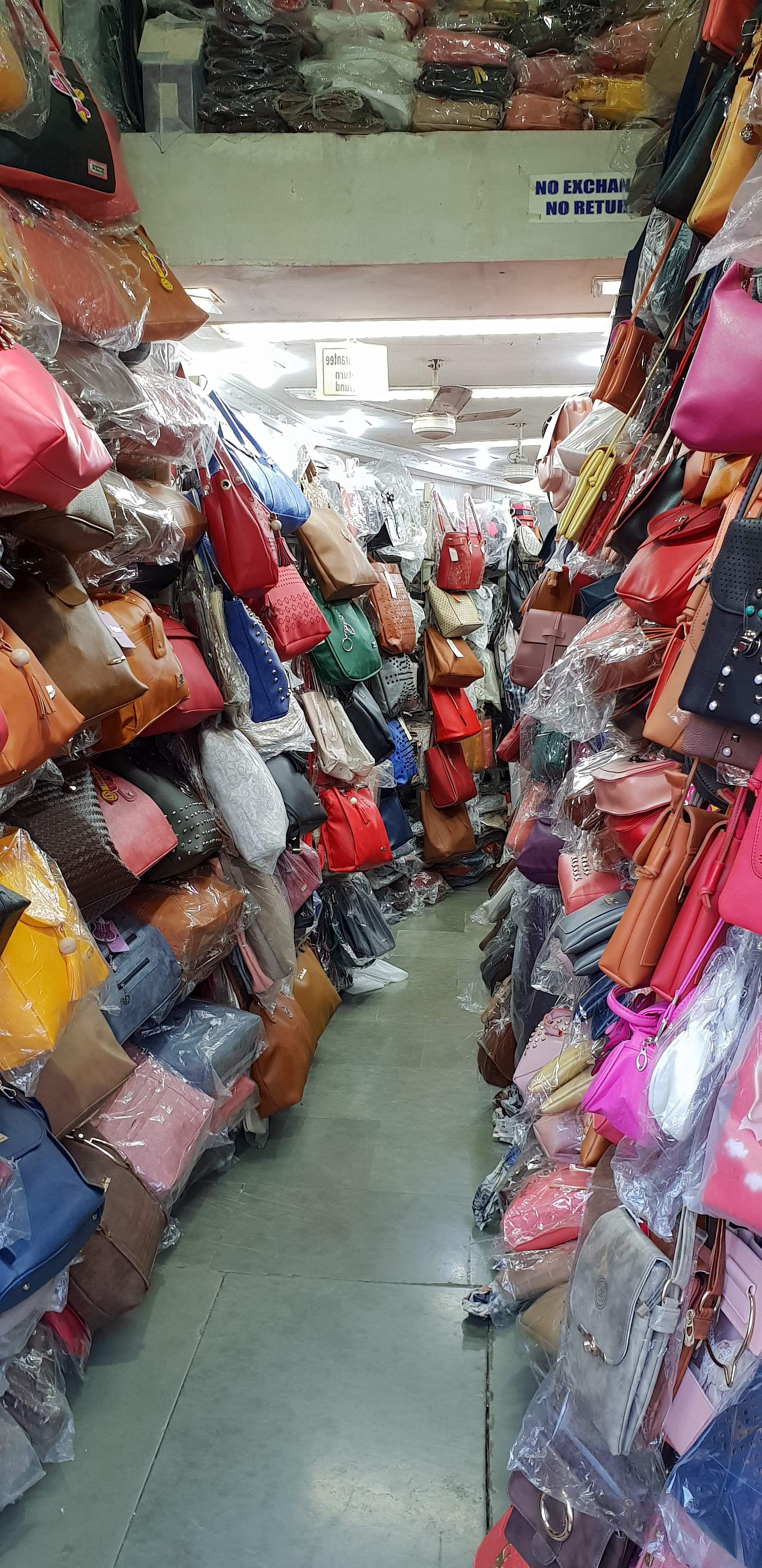 Marketplace,Selling,Outlet store,Shopping,Textile,Bazaar,Building,Boutique,Market,Customer