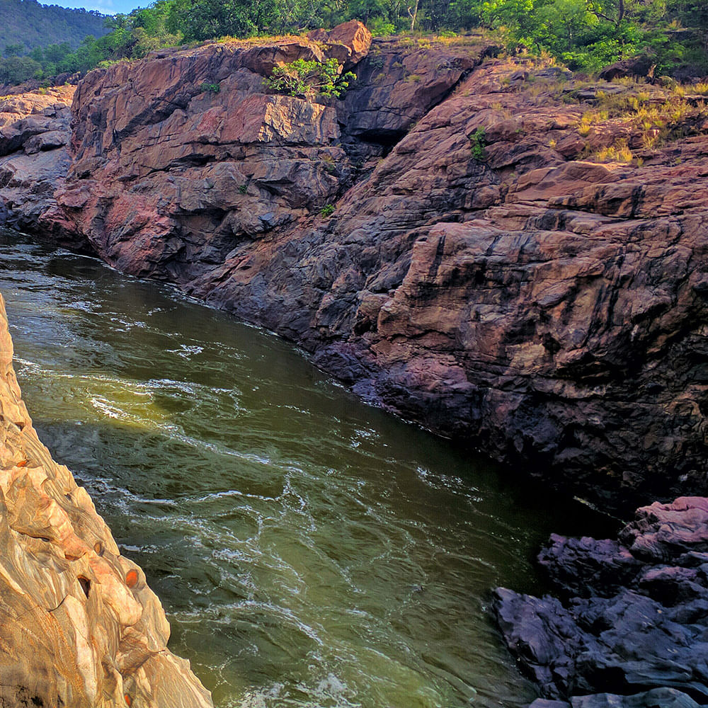 Body of water,Water,Water resources,Rock,Watercourse,Formation,River,Coast,Outcrop,Geological phenomenon