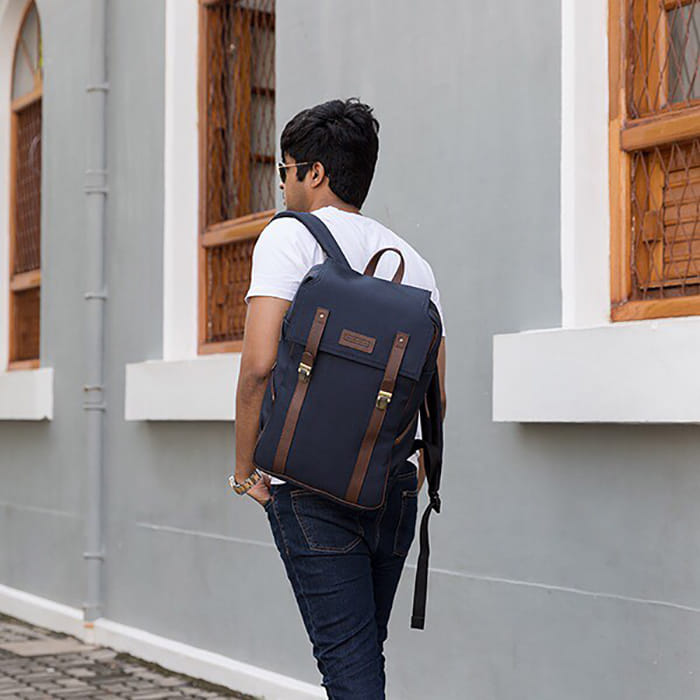 Shoulder,Bag,Street fashion,Joint,Messenger bag,Waist,Backpack,Arm,Luggage and bags,Satchel