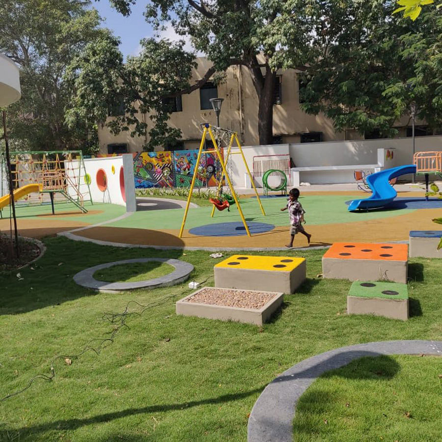 Playground,Public space,Outdoor play equipment,Human settlement,Play,Recreation,Grass,City,Park,Leisure