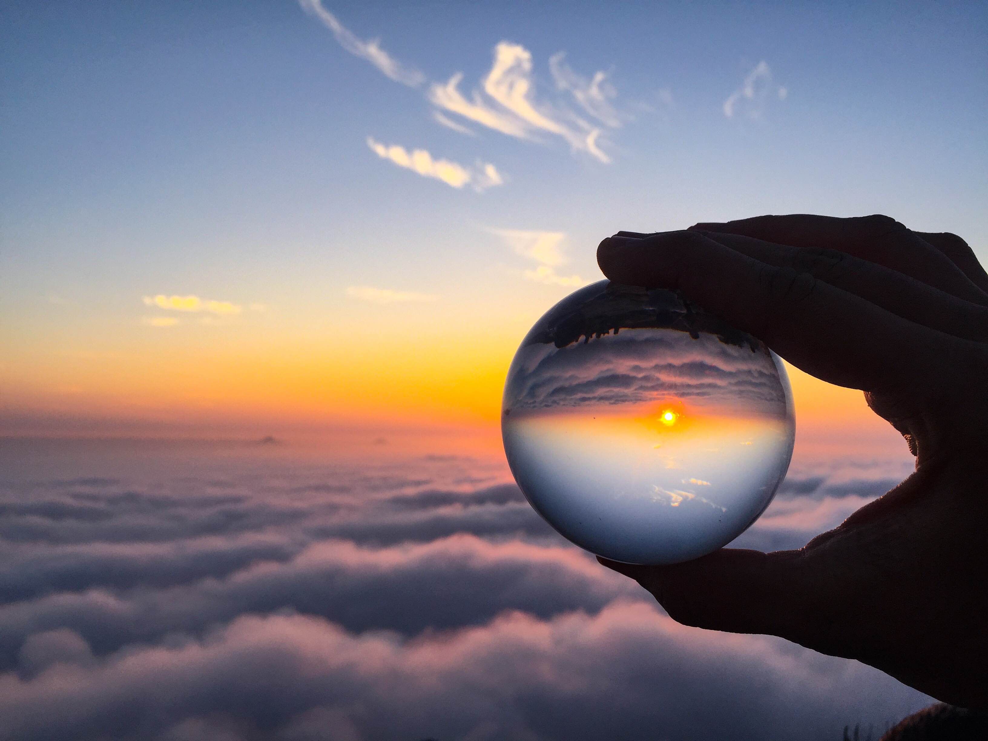 Sky,Atmosphere,Cloud,Atmospheric phenomenon,Horizon,Sunrise,Hand,Sunset,Photography,Calm