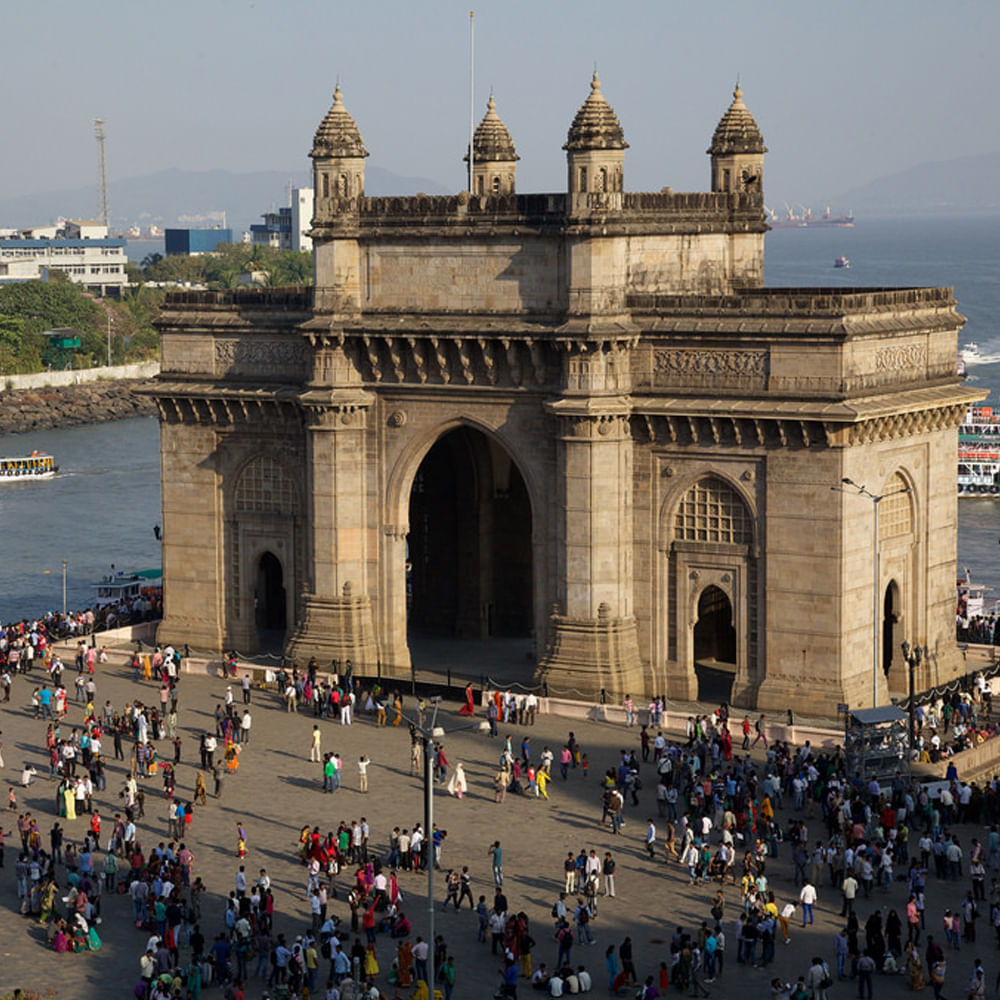 Landmark,People,Arch,Architecture,Tourism,Triumphal arch,Crowd,Monument,Building,City