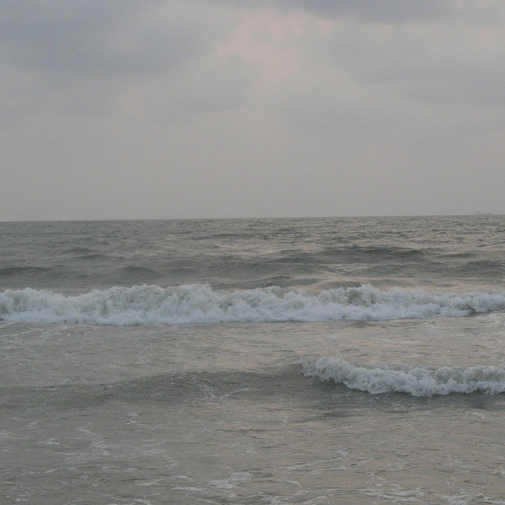 Body of water,Sea,Wave,Ocean,Wind wave,Shore,Tide,Beach,Coast,Sky