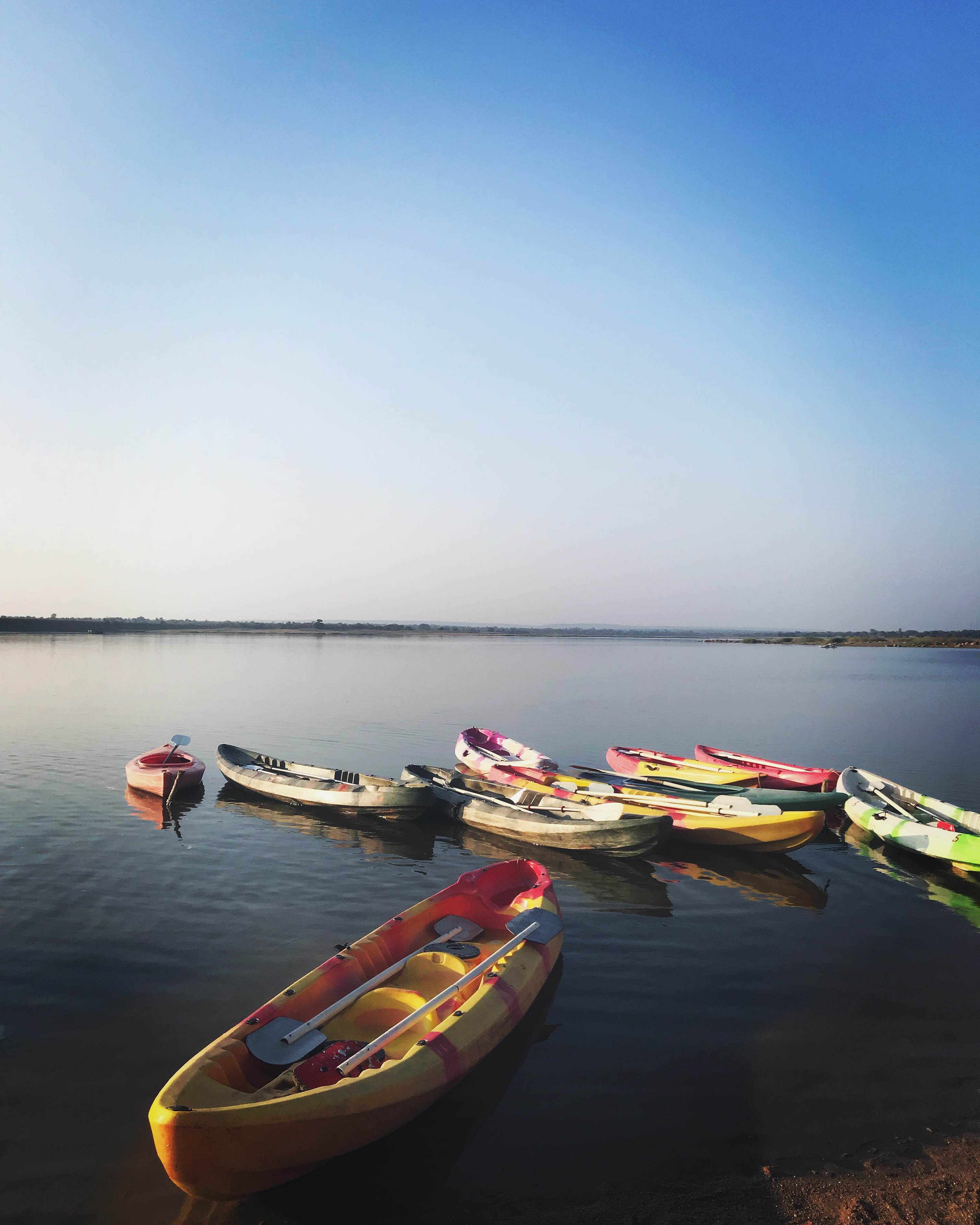 Water transportation,Boat,Sky,Kayak,Vehicle,Reflection,Water,Boating,Sea,Watercraft