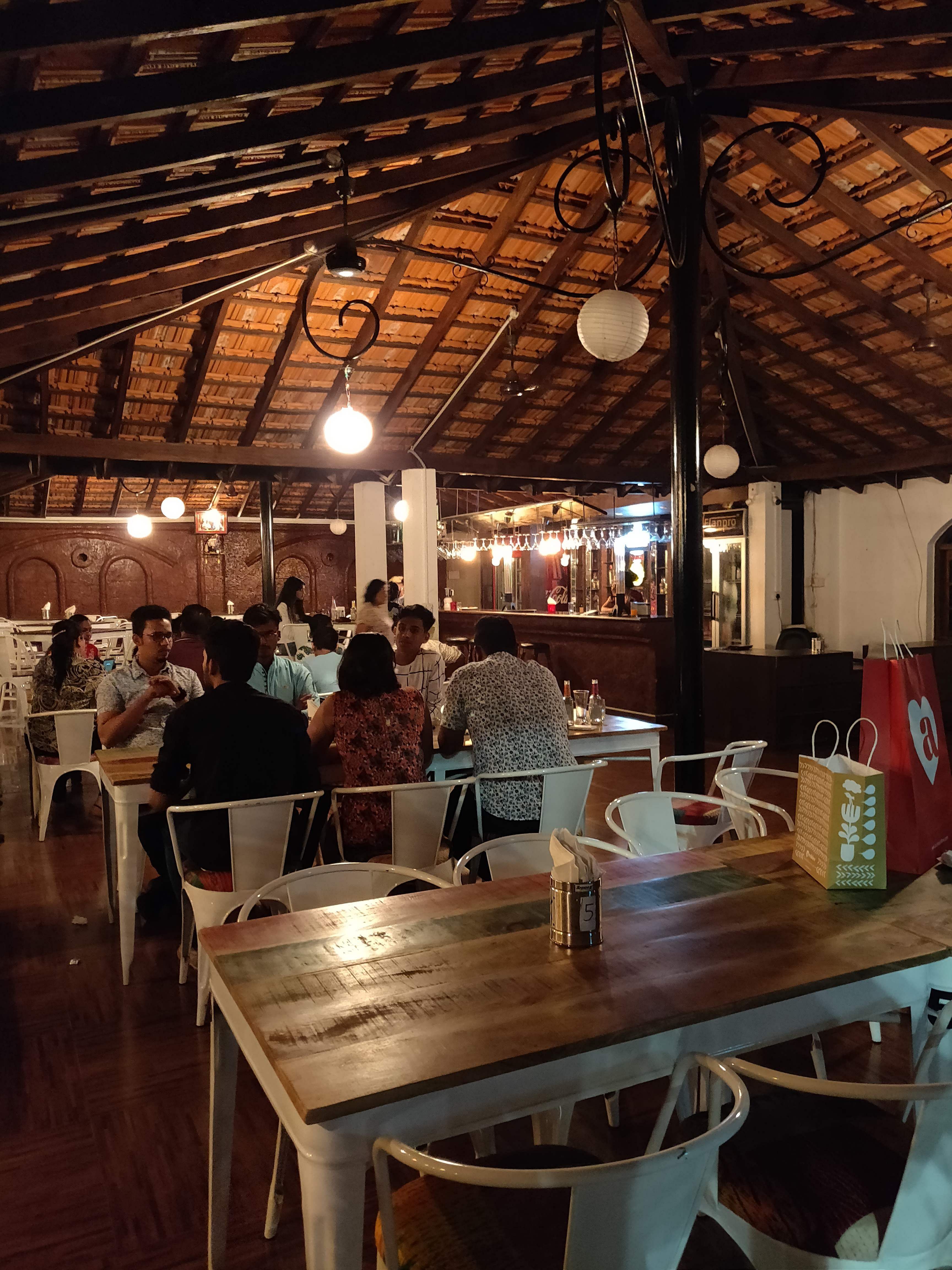 Restaurant,Table,Café,Room,Building,Tavern,Furniture,Interior design,Cafeteria,Dining room