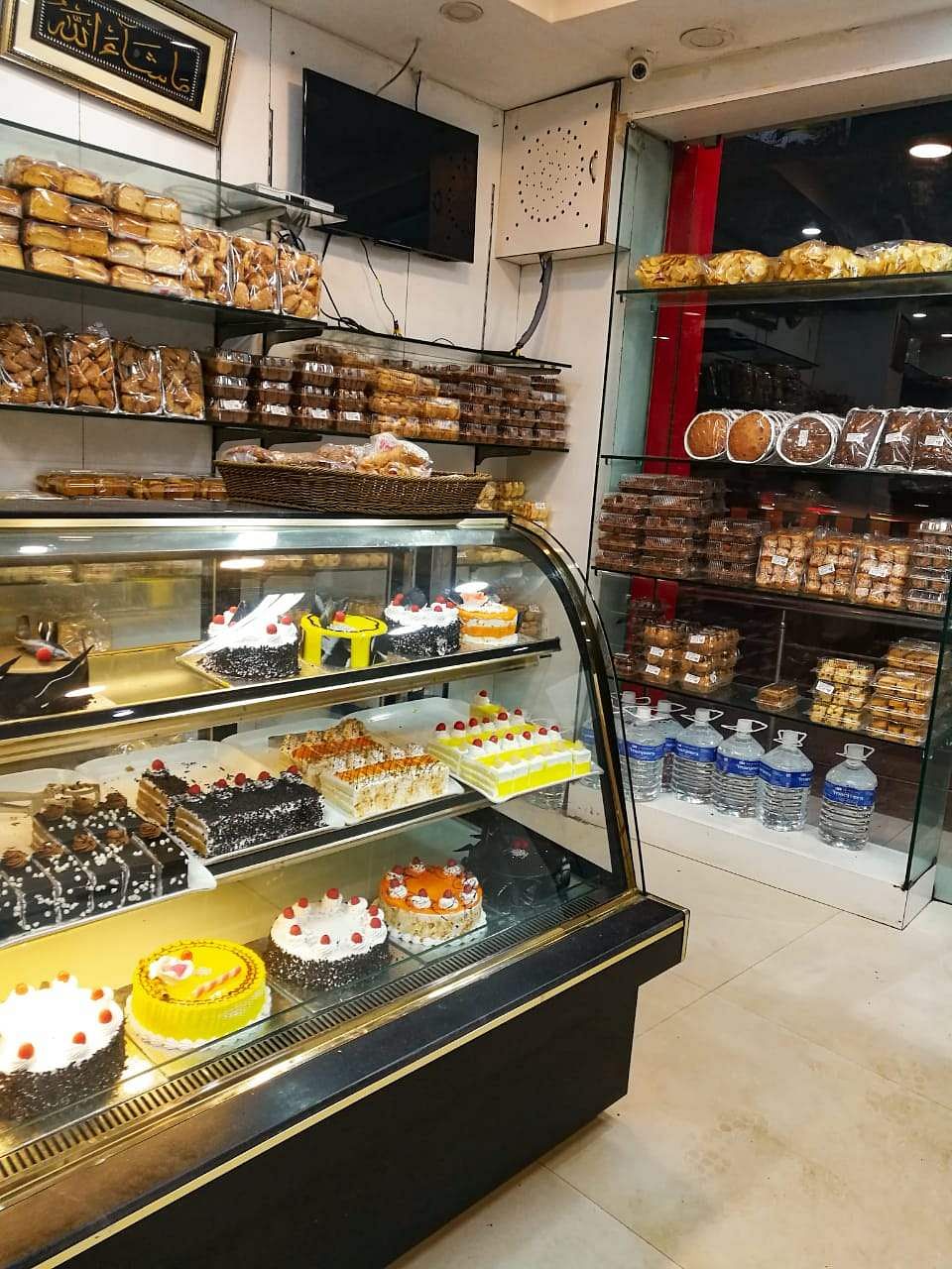 Bakery,Pâtisserie,Display case,Delicatessen,Grocery store,Food,Convenience food,Pastry,Delicacy,Supermarket