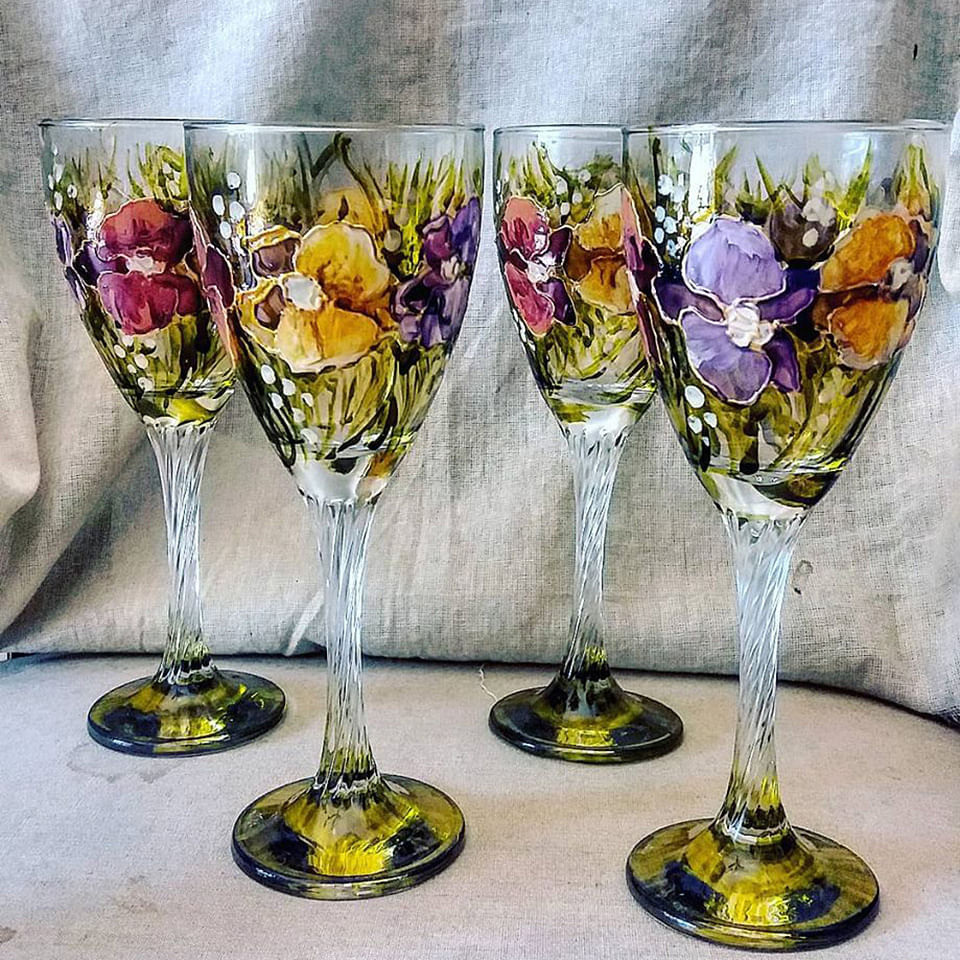 Stemware,Drinkware,Wine glass,Glass,Champagne stemware,Tableware,Yellow,Cut flowers,Flower,Plant