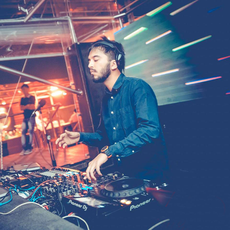 Entertainment,Disc jockey,Deejay,Electronics,Music artist,Music,Nightclub,Fun,Cool,Music venue