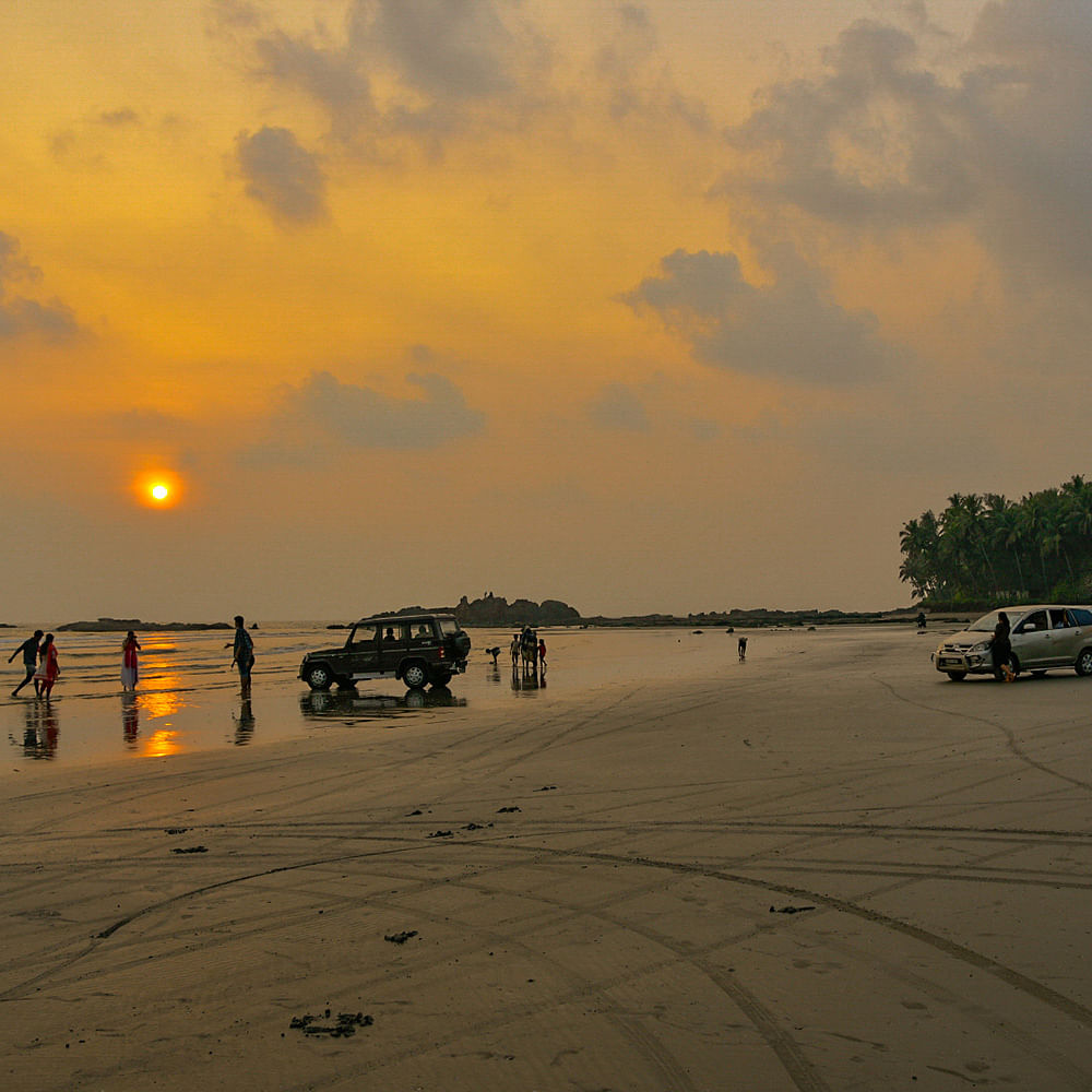 Sky,Sand,Sunset,Vehicle,Morning,Cloud,Mode of transport,Evening,Beach,Car