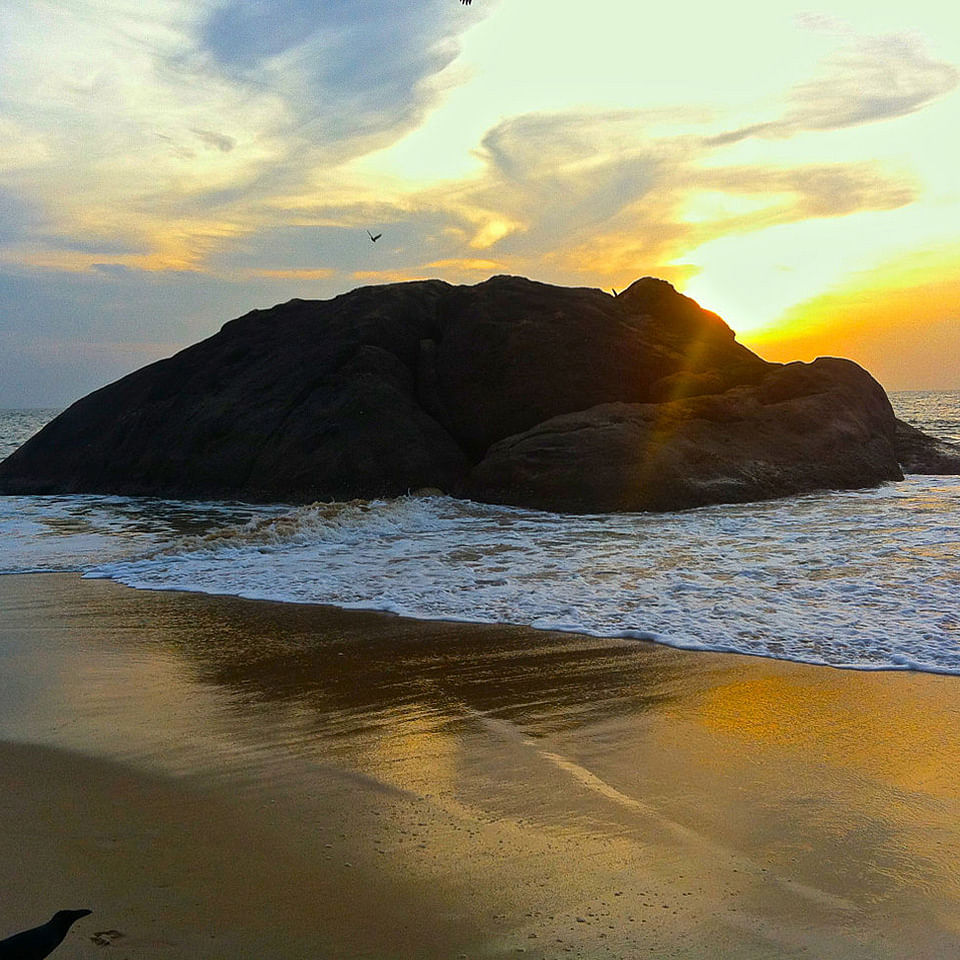 Body of water,Sea,Sky,Rock,Ocean,Coast,Headland,Shore,Beach,Wave