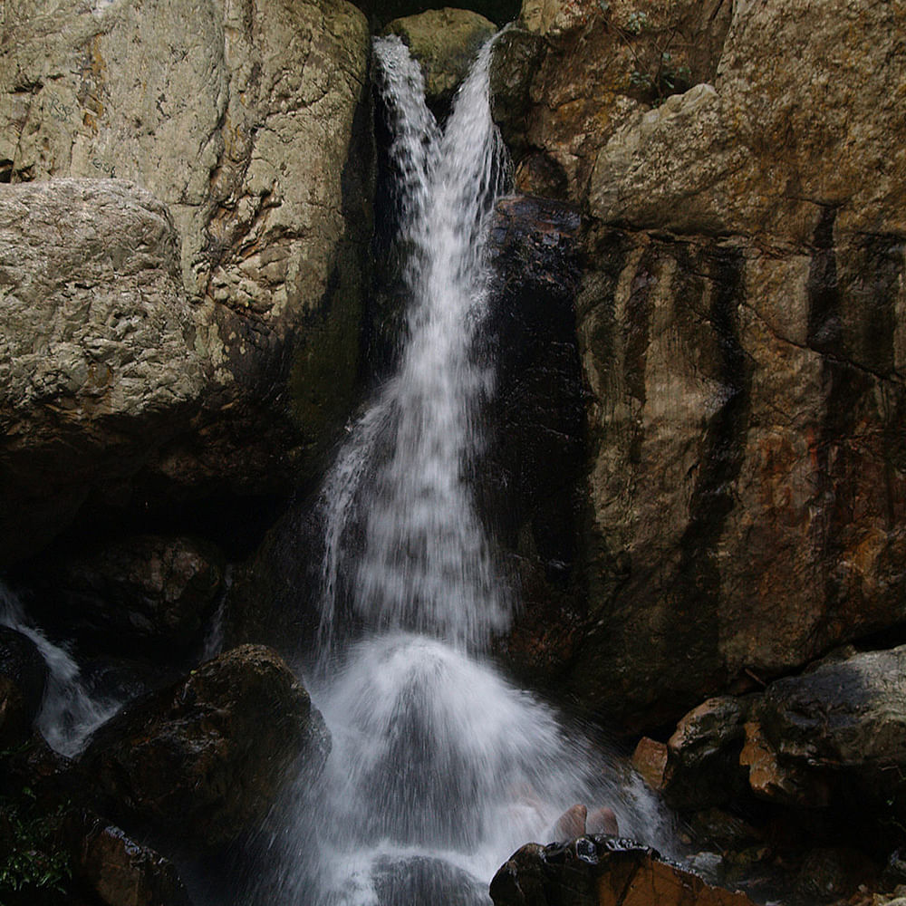 Waterfall,Body of water,Water resources,Water,Nature,Watercourse,Stream,Natural landscape,Rock,Water feature