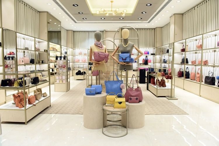 Boutique,Product,Outlet store,Building,Beauty,Interior design,Display case,Fashion,Retail,Footwear