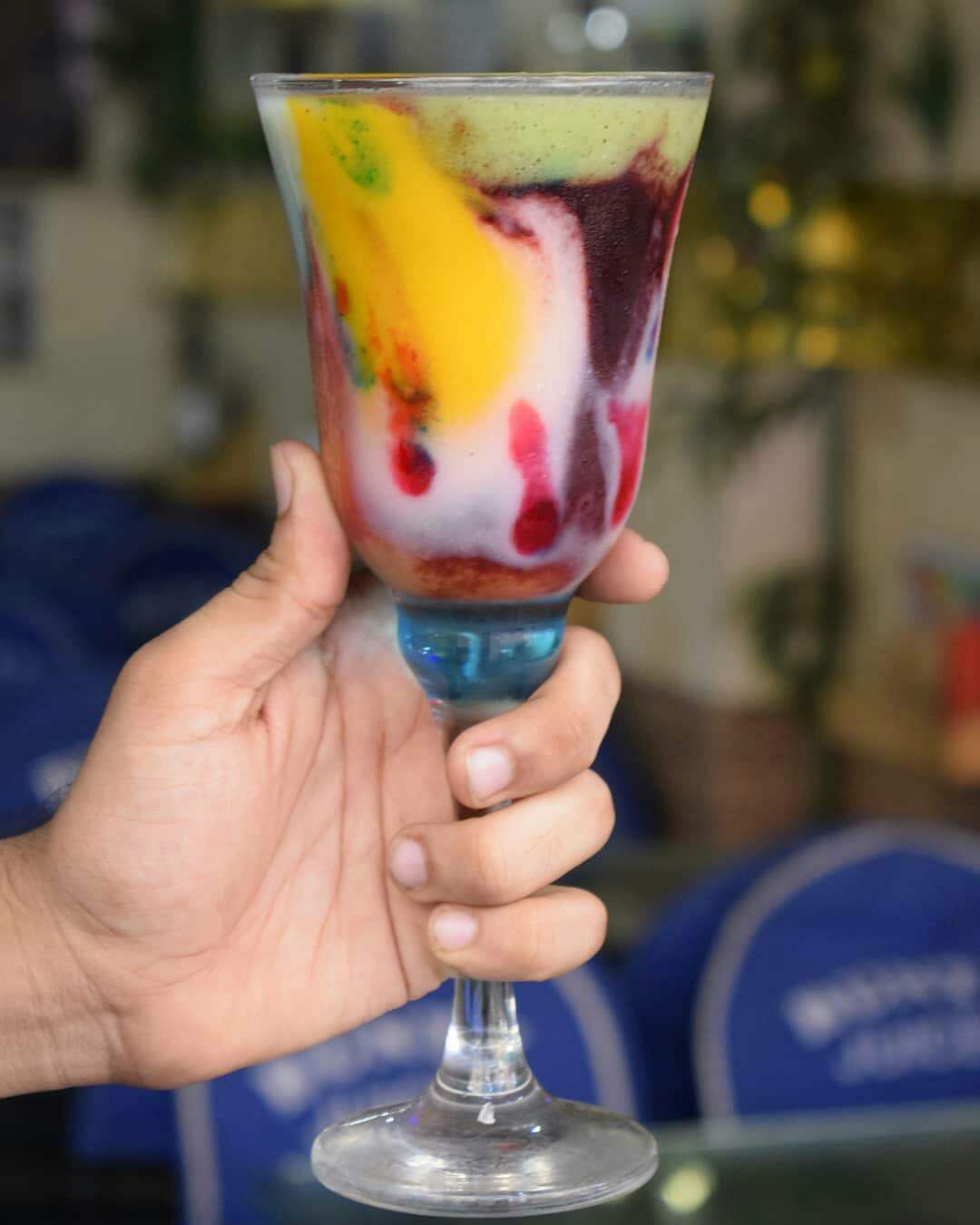 Drink,Stemware,Drinkware,Glass,Wine glass,Falooda,Food,Non-alcoholic beverage,Hand,Dessert