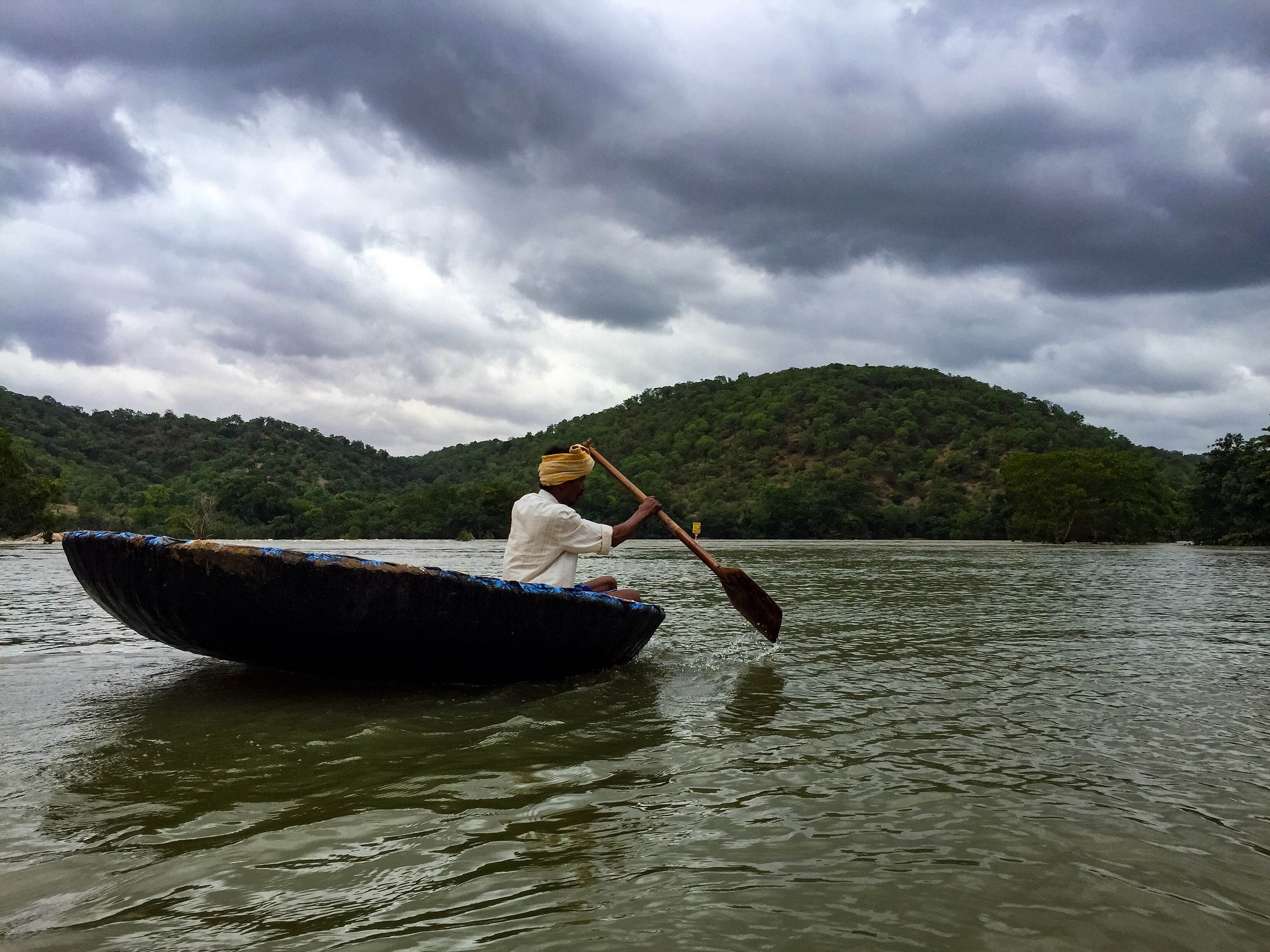 Water transportation,Boating,Sky,Vehicle,Recreation,Boat,Cloud,Watercraft rowing,Loch,River