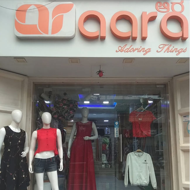 Boutique,Outlet store,Building,Fashion,Retail,Display window,Mannequin,Shopping,Outerwear,Shopping mall