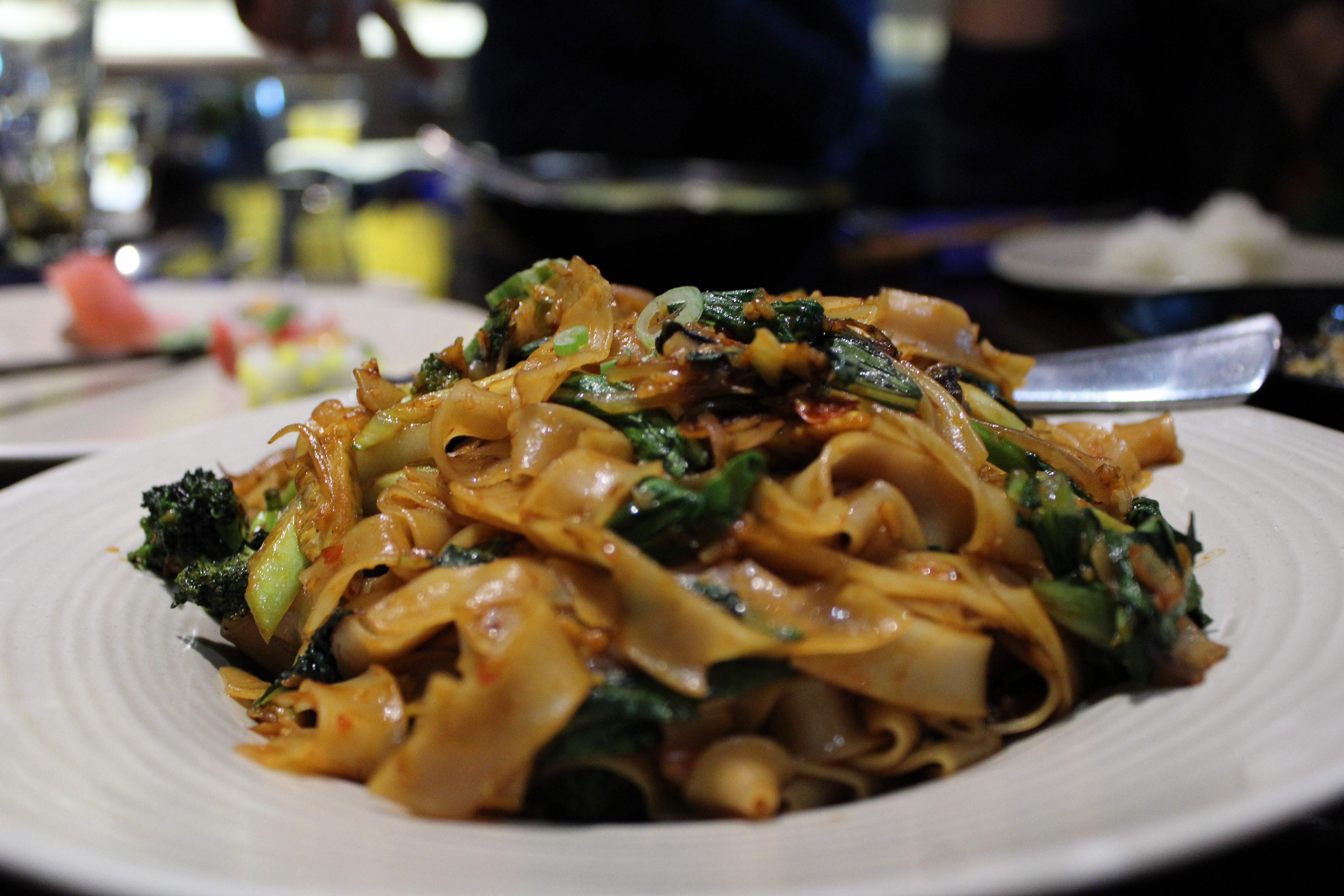 Dish,Food,Cuisine,Ingredient,Drunken noodles,Tagliatelle,Karedok,Fettuccine,Phat si io,Yaki udon