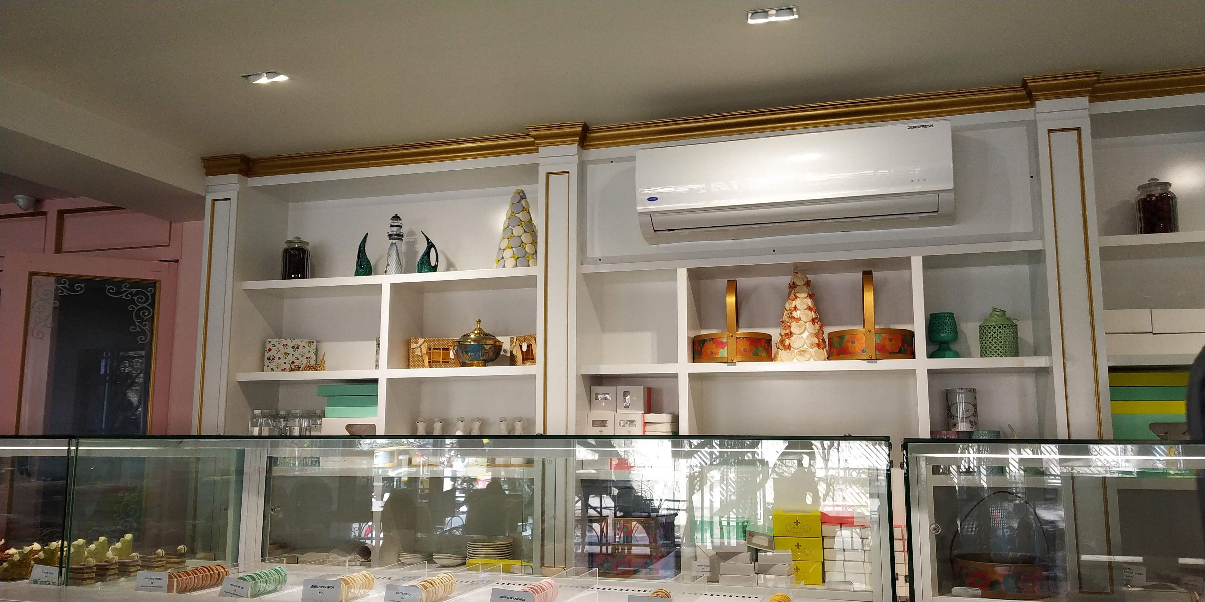 Display case,Building,Shelf,Interior design,Room,Furniture,Glass,Shelving,Cabinetry