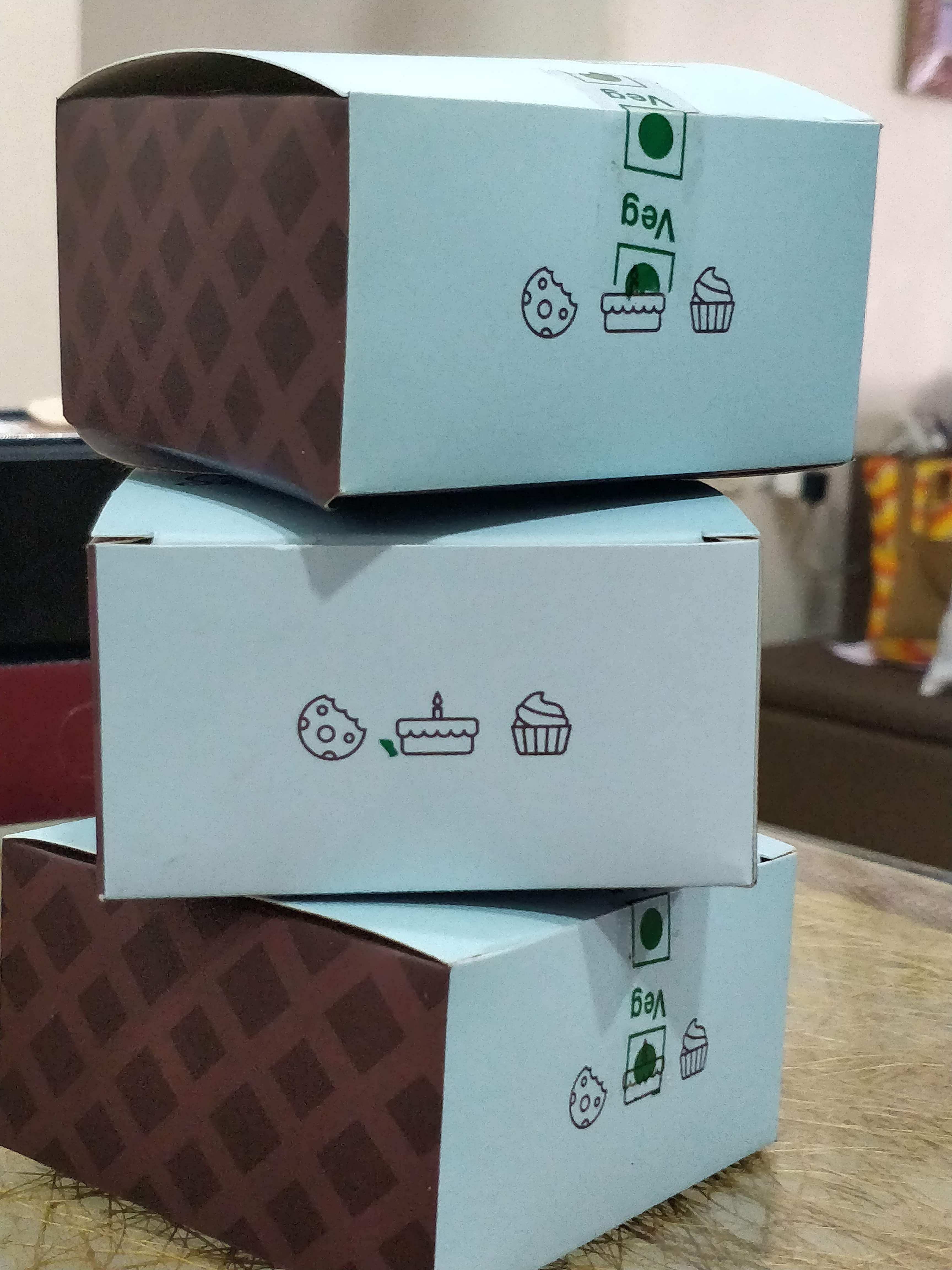 Green,Box,Carton,Material property,Technology,Electronics,Packaging and labeling,Electronic device