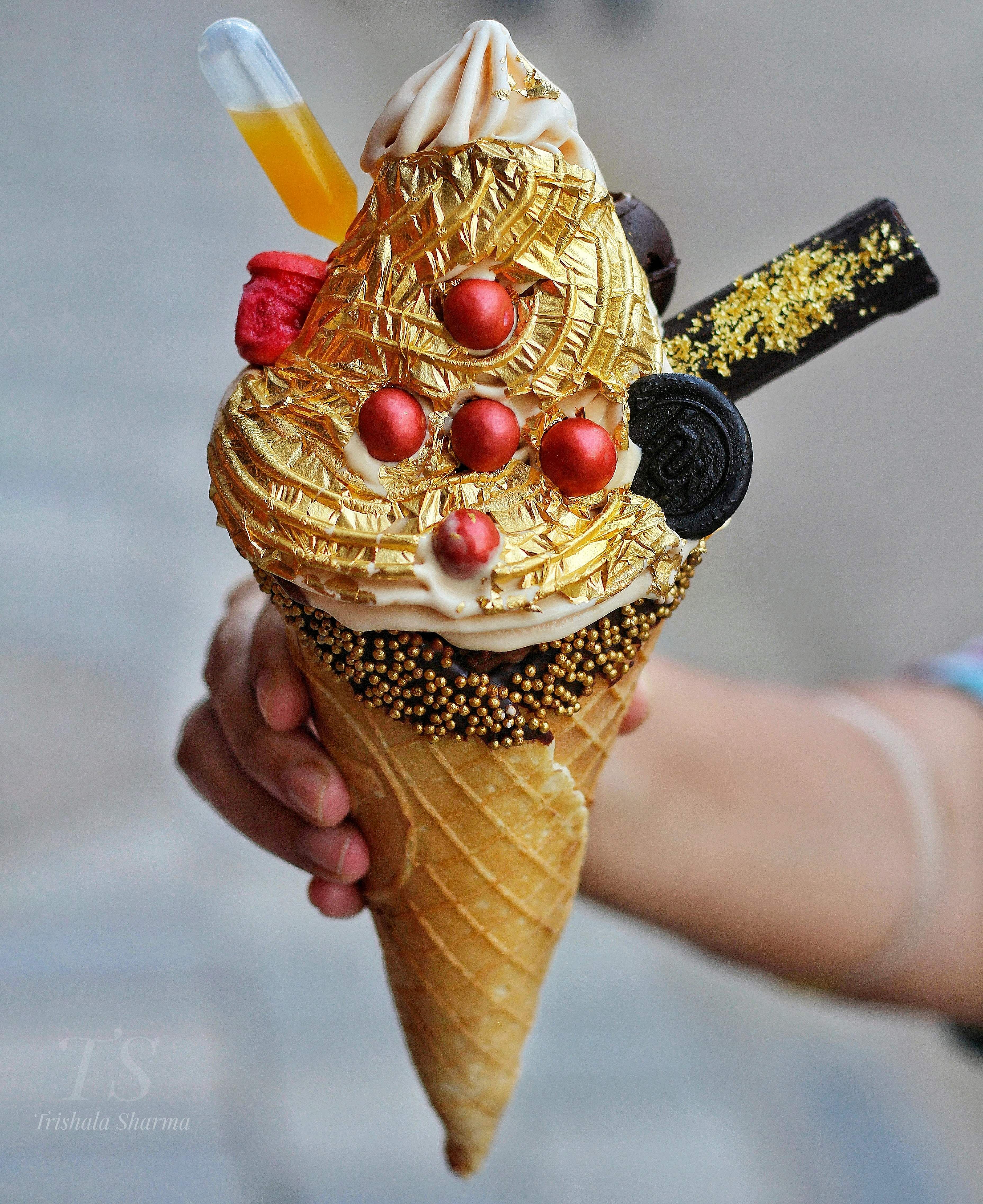 Ice cream cone,Food,Frozen dessert,Soft Serve Ice Creams,Dessert,Ice cream,Cone,Cuisine,Dairy,Dondurma