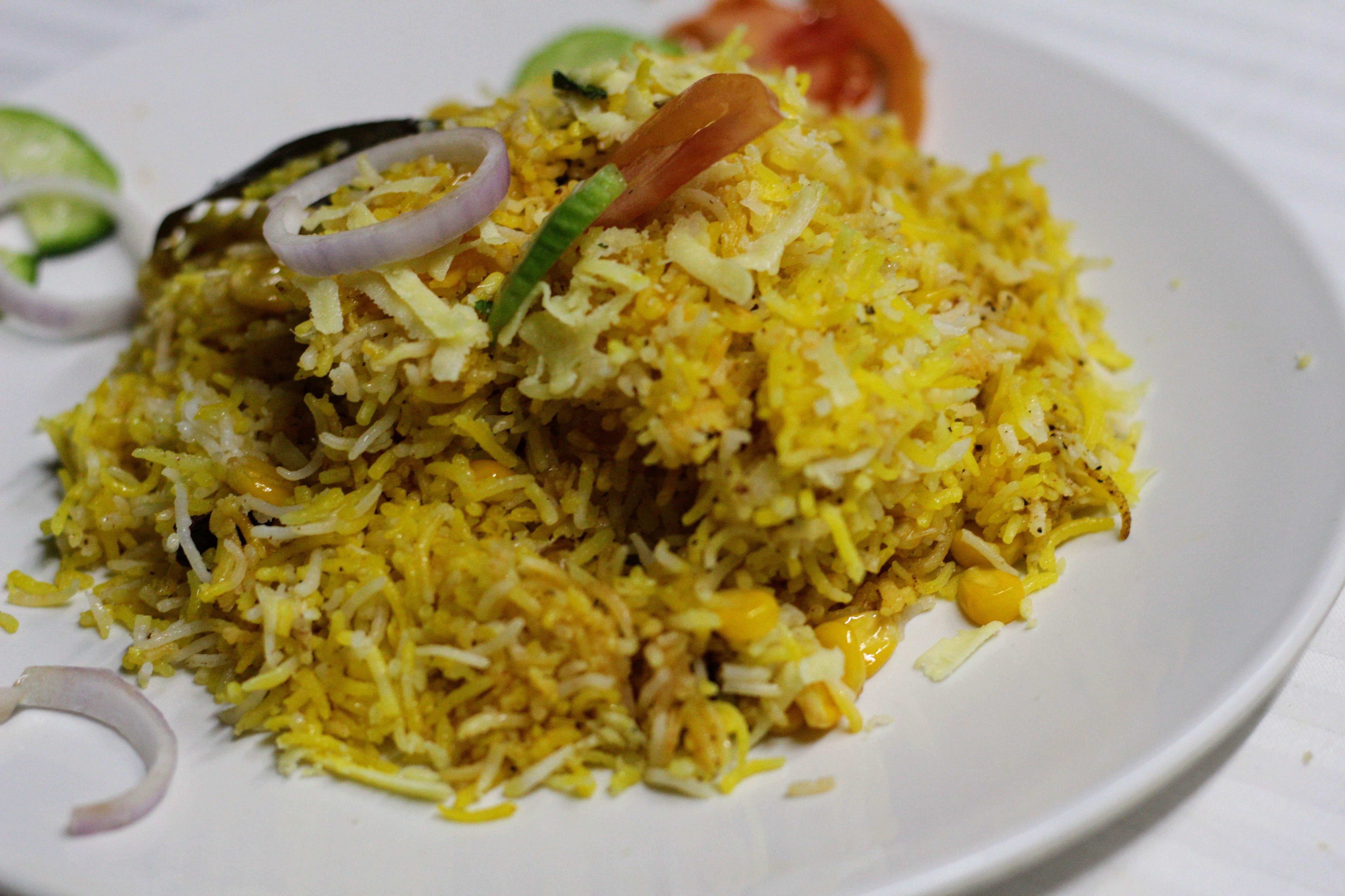 Dish,Food,Cuisine,Spiced rice,Rice,Biryani,Thai fried rice,Puliyogare,Ingredient,Hyderabadi biriyani