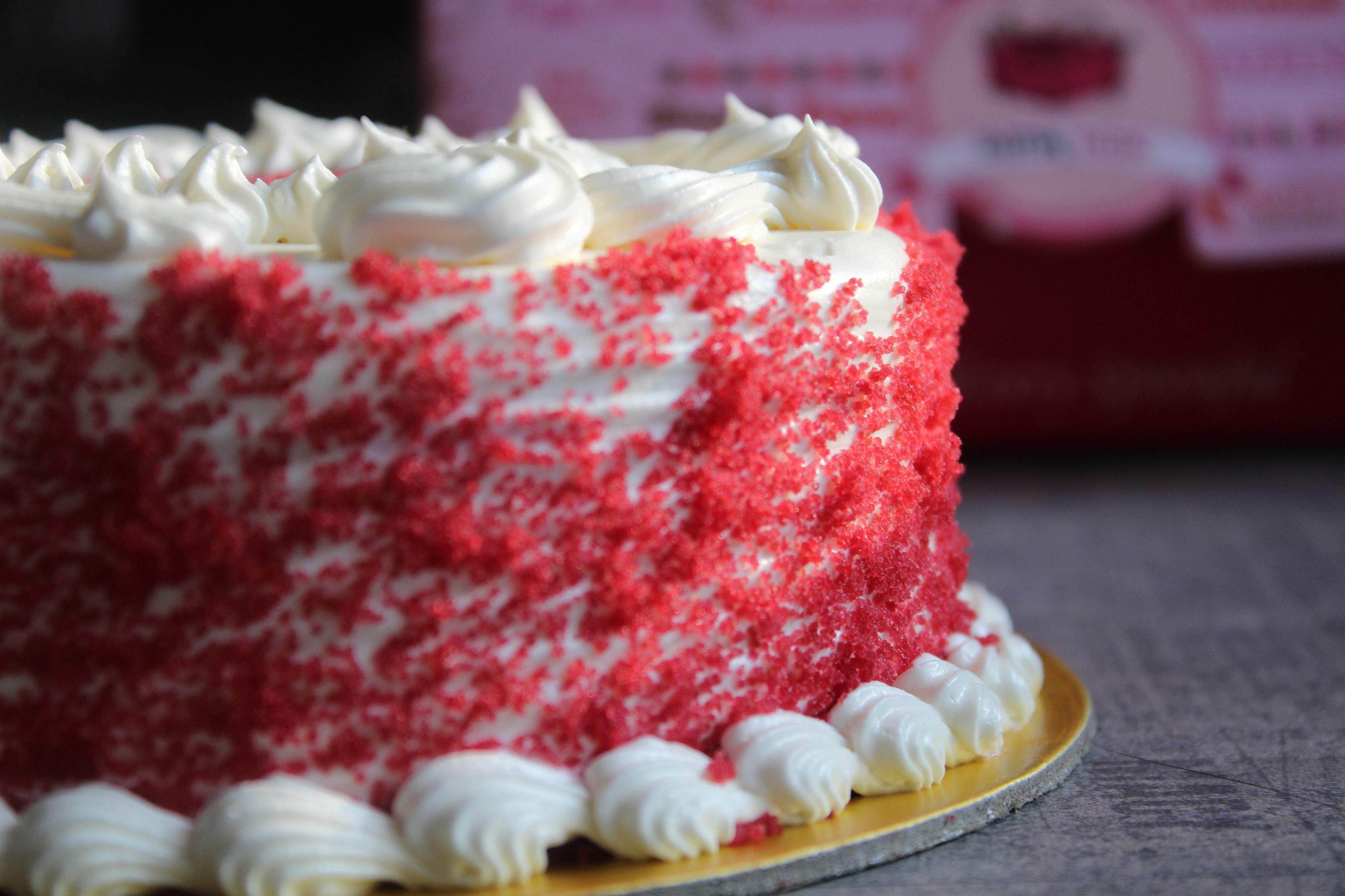 Food,Whipped cream,Buttercream,Icing,Red velvet cake,Dessert,Cream,Cake,Cuisine,Pasteles