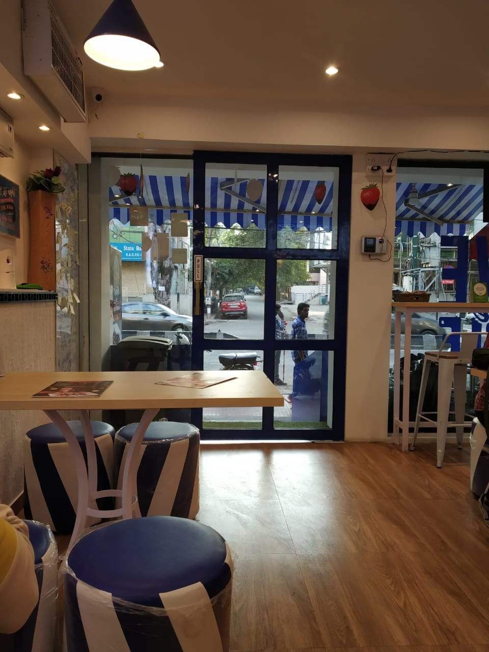 Building,Room,Interior design,Table,Furniture,Floor,Flooring,Restaurant,Café,Coffeehouse