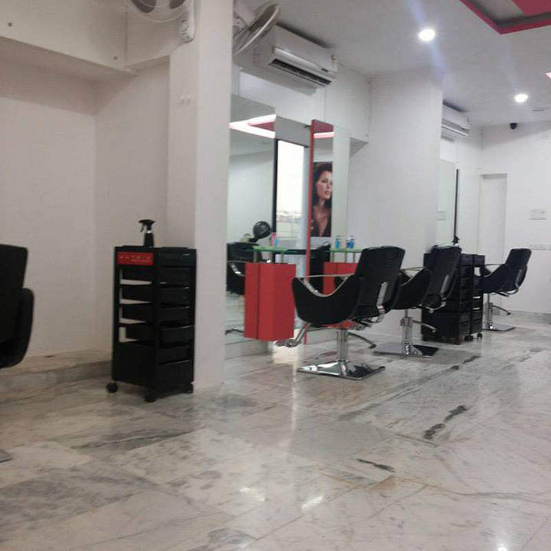 Salon,Property,Floor,Beauty salon,Room,Interior design,Building,Flooring,Office,Ceiling