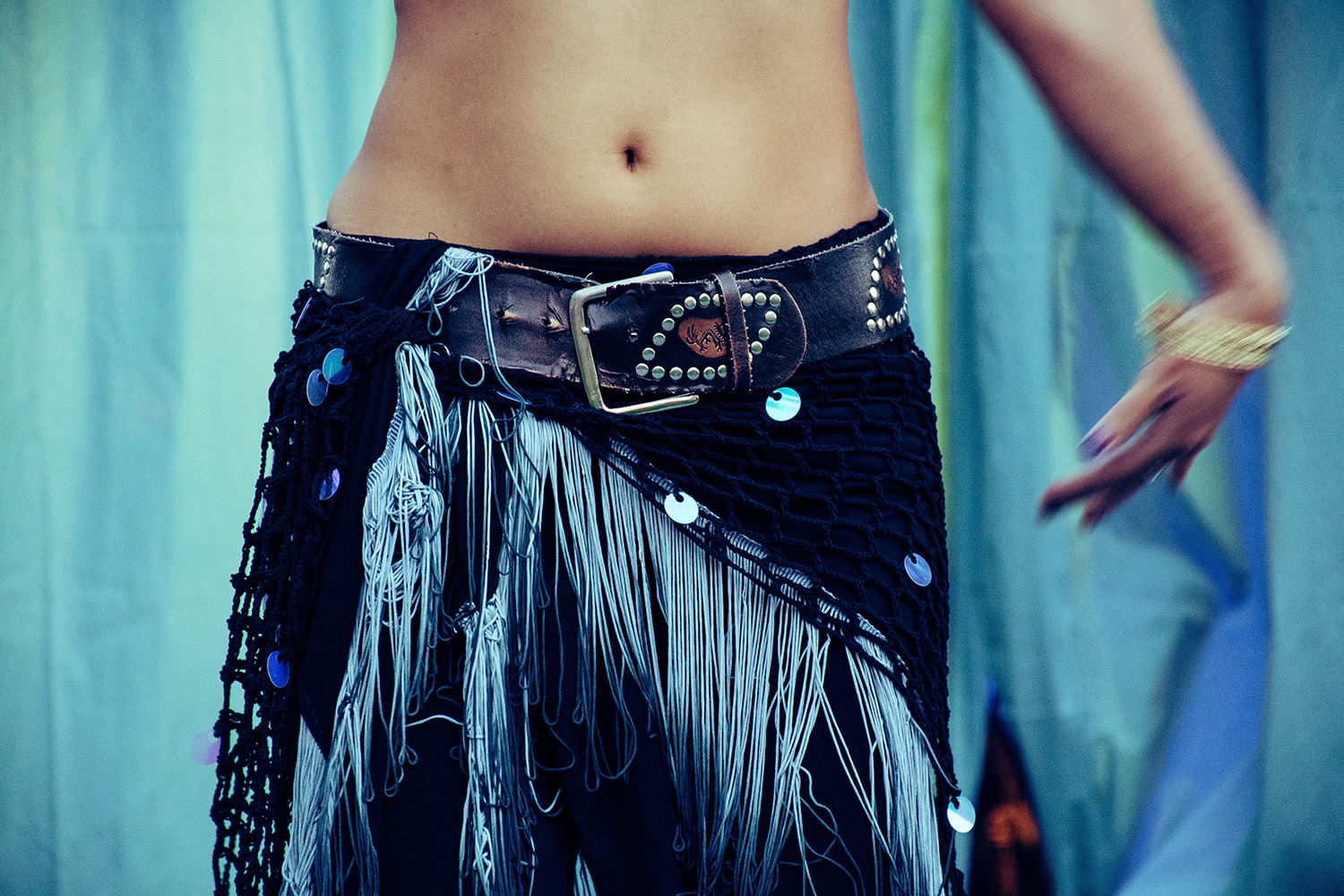 Waist,Abdomen,Clothing,Jeans,Blue,Trunk,Hip,Denim,Joint,Stomach