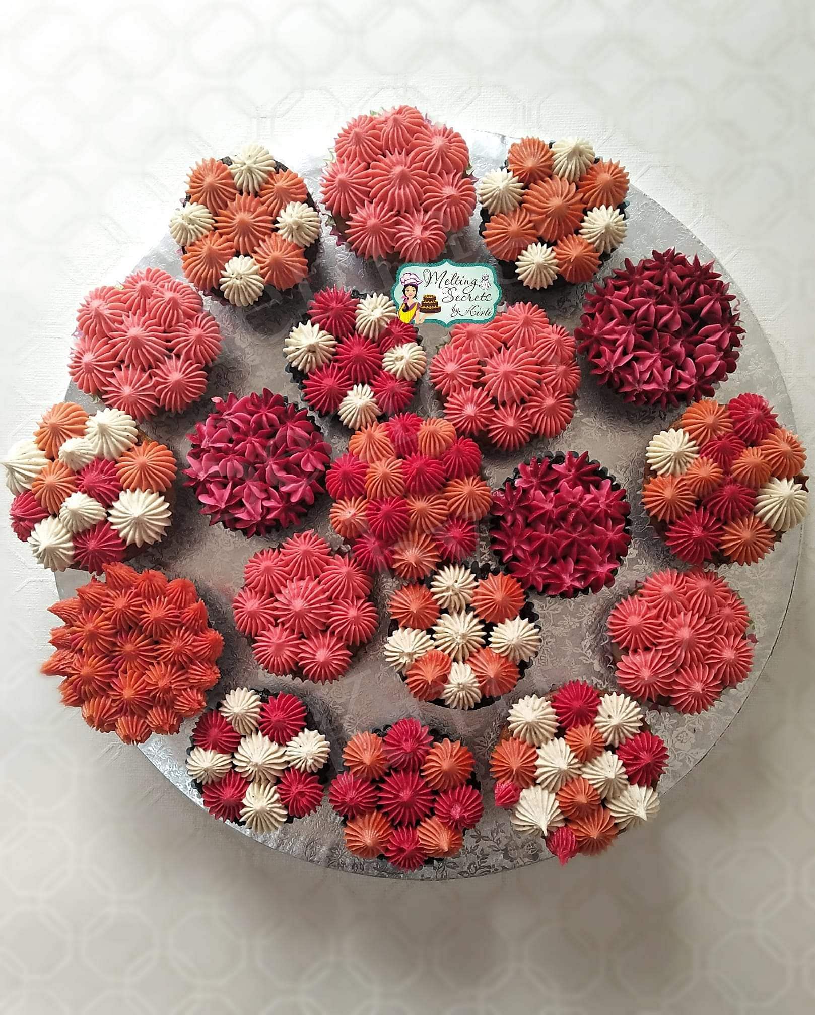 Red,Cut flowers,Flower,Pink,Bouquet,Heart,Plant,Floral design,Valentine's day,Floristry