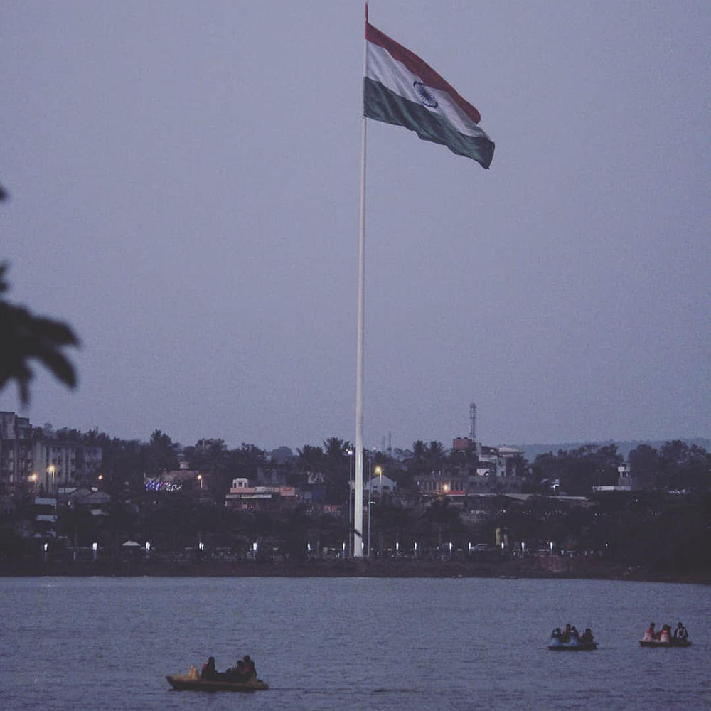 Flag,Waterway,Vehicle,Boat,Channel,Vacation,Lake,Sea,Watercraft,River