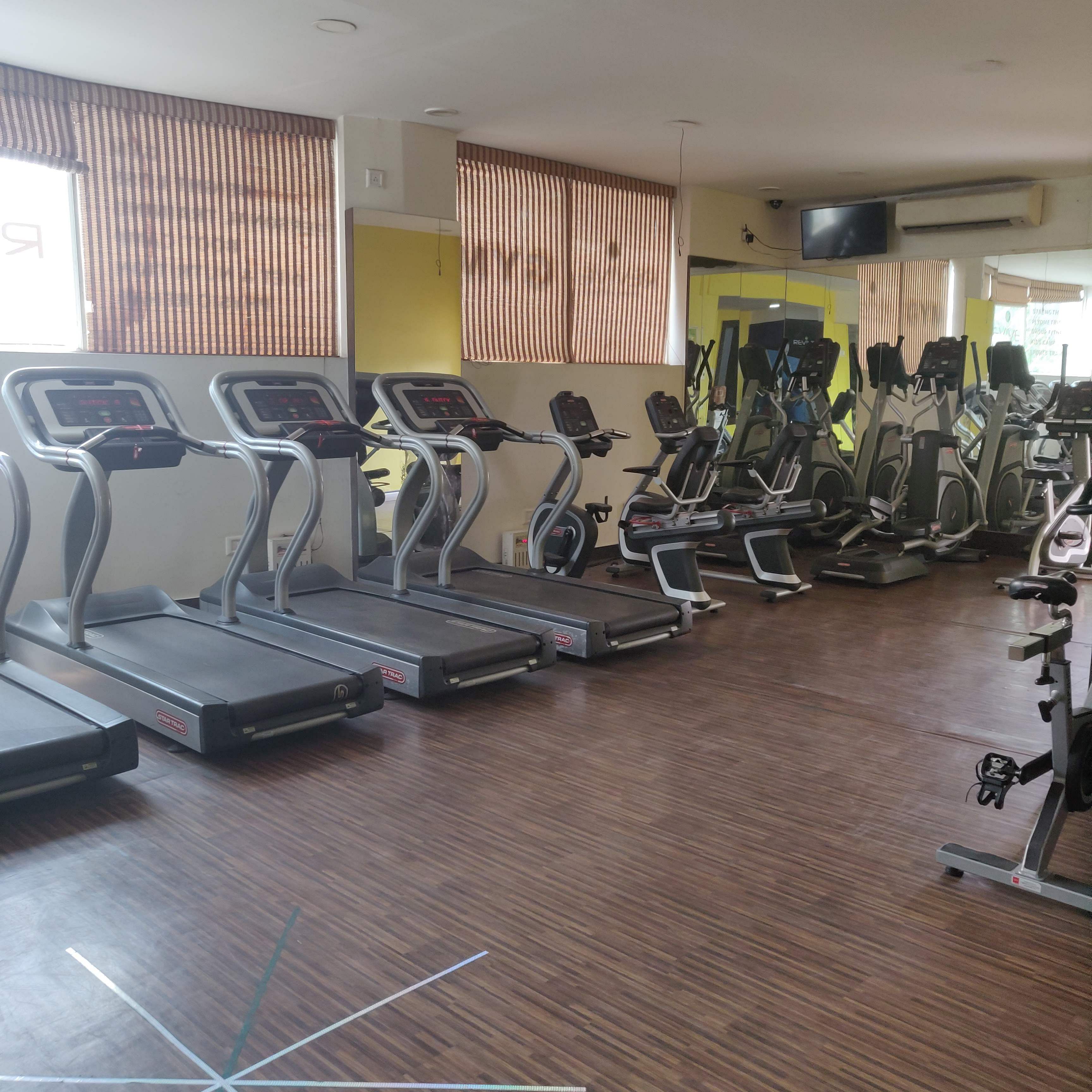 Gym,Floor,Room,Sport venue,Flooring,Physical fitness,Exercise machine,Leisure centre,Treadmill,Property