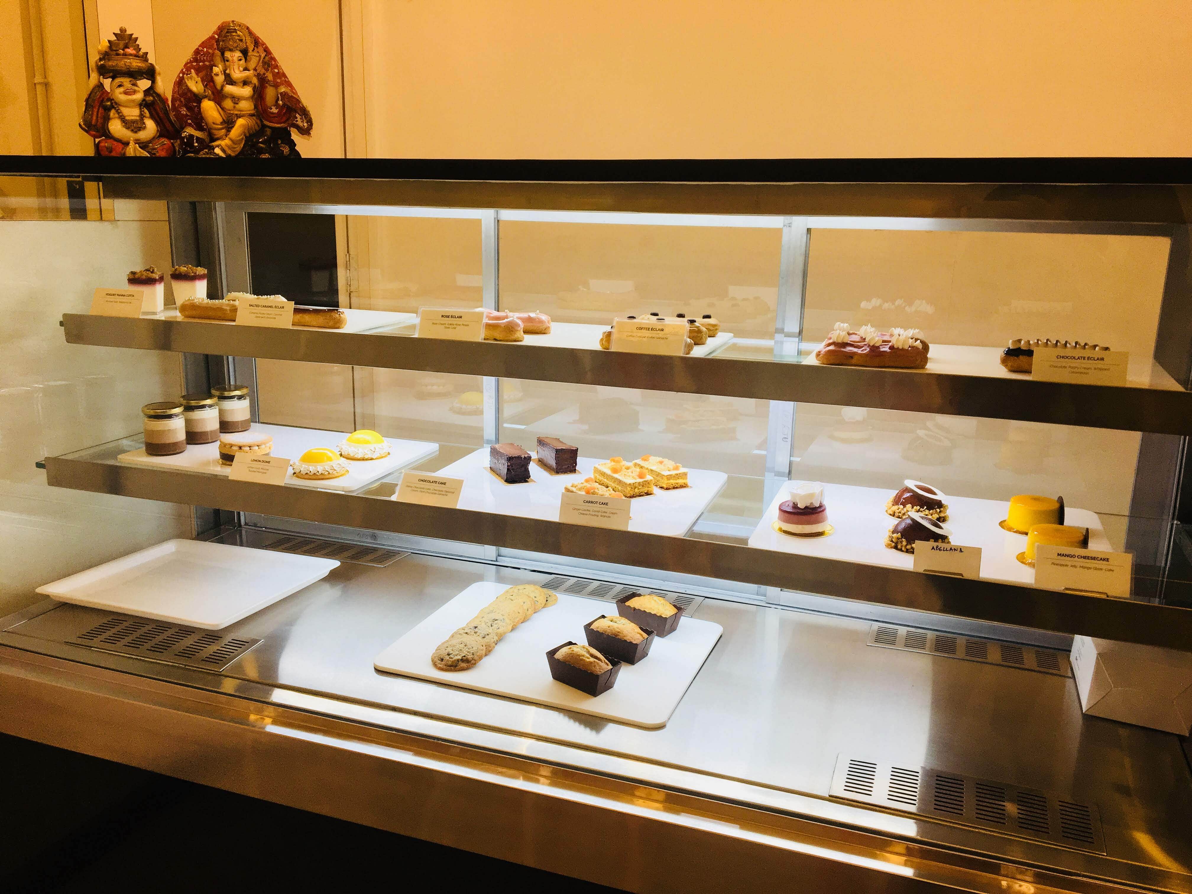 Display case,Bakery,Pâtisserie,Pastry,Shelf,Baking,Cuisine,Food,Petit four,Shelving