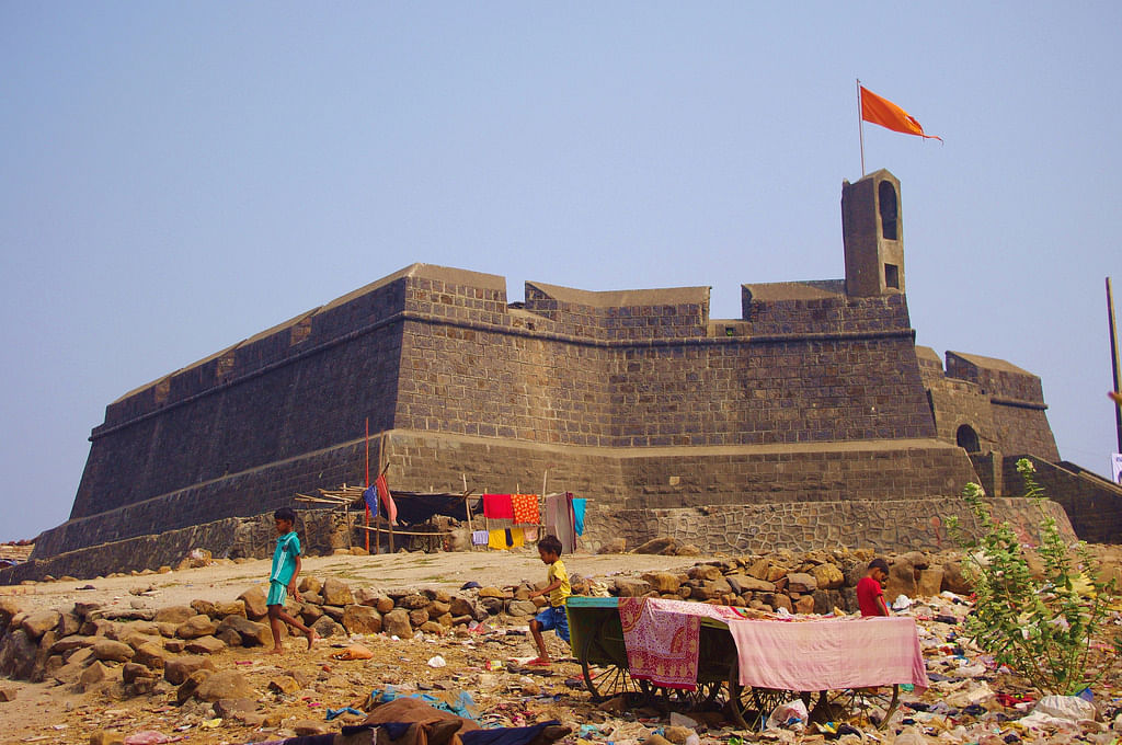 Wall,Sand,Building,Tourism,Historic site,Tree,Flag,Adaptation,Fortification,Architecture