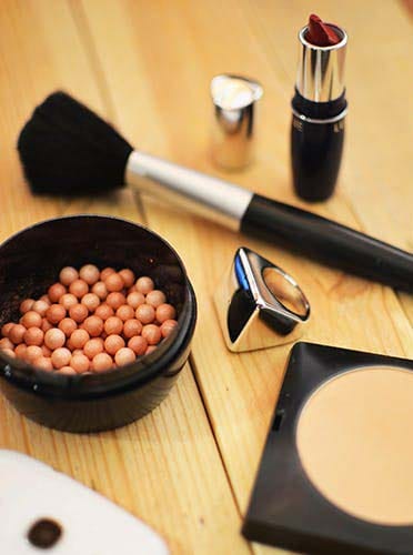 Cosmetics,Brush,Face powder,Material property,Tool,Eye shadow