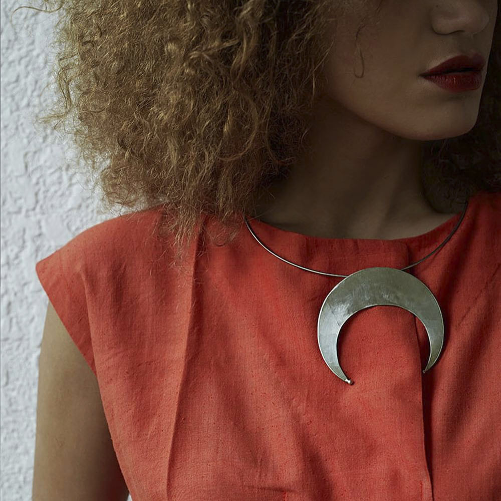 Neck,Shoulder,Lip,Ear,Fashion accessory,T-shirt,Jewellery,Flesh,Coquelicot