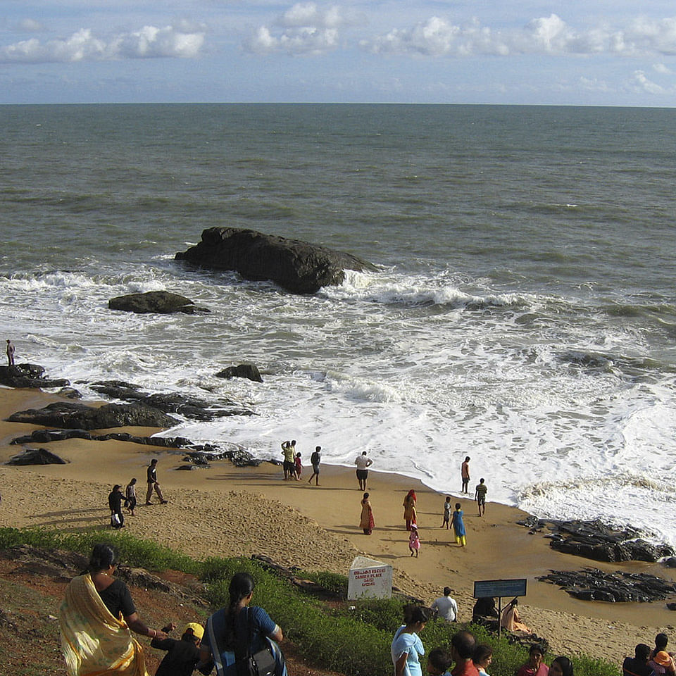 Body of water,Beach,Coast,Sea,Shore,Ocean,Coastal and oceanic landforms,Wave,Wind wave,Bay