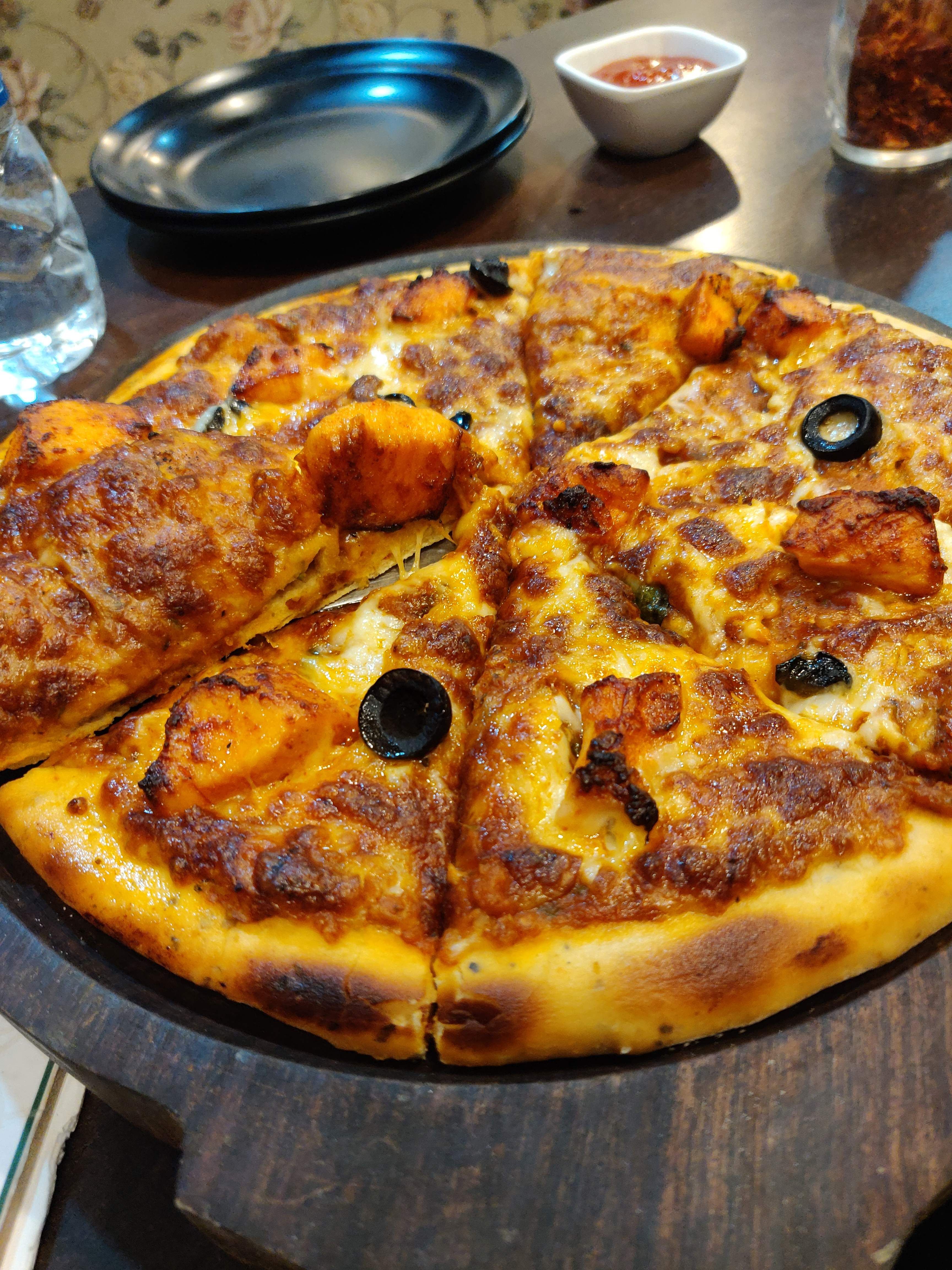 Dish,Food,Cuisine,Pizza cheese,Ingredient,California-style pizza,Pizza,Flatbread,Italian food,Produce