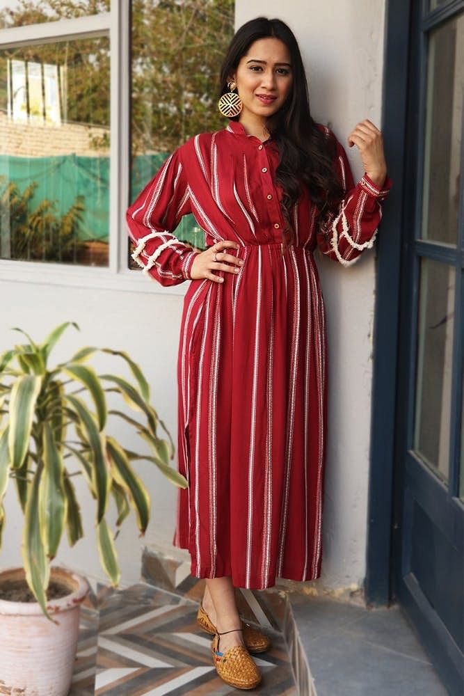 Clothing,Red,Dress,Formal wear,Maroon,Robe,Fashion,Photo shoot,Sleeve,Nightwear