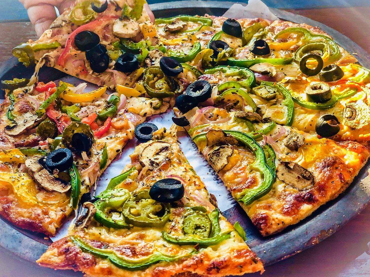 Dish,Food,Cuisine,Pizza,California-style pizza,Ingredient,Pizza cheese,Flatbread,Italian food,Junk food