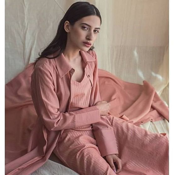 Clothing,Pink,Robe,Nightwear,Outerwear,Sleeve,Neck,Pajamas,Peach,Textile