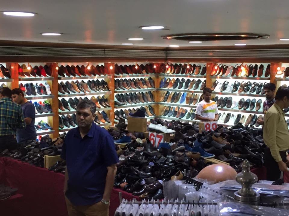 Footwear,Crowd,Customer,Building,Event,Retail,Outlet store,Games,Shopping mall