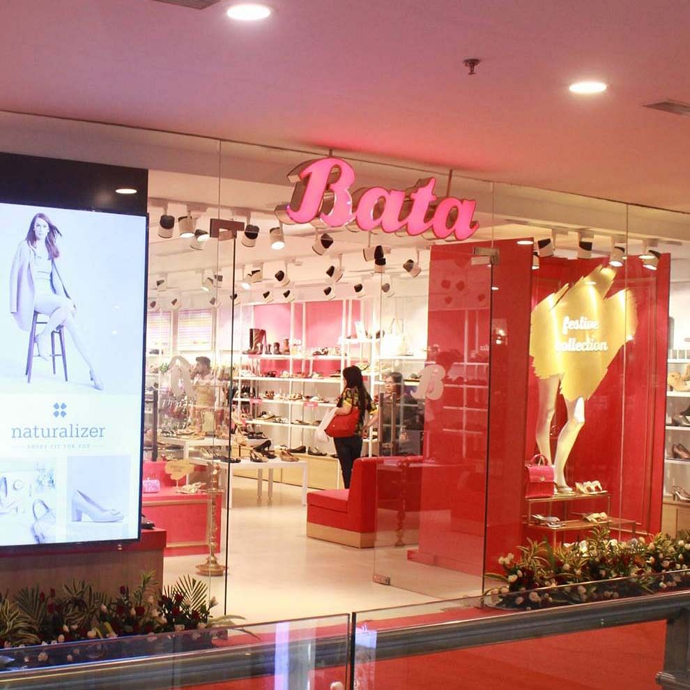 Boutique,Pink,Outlet store,Building,Display window,Retail,Interior design,Footwear,Display case,Lingerie