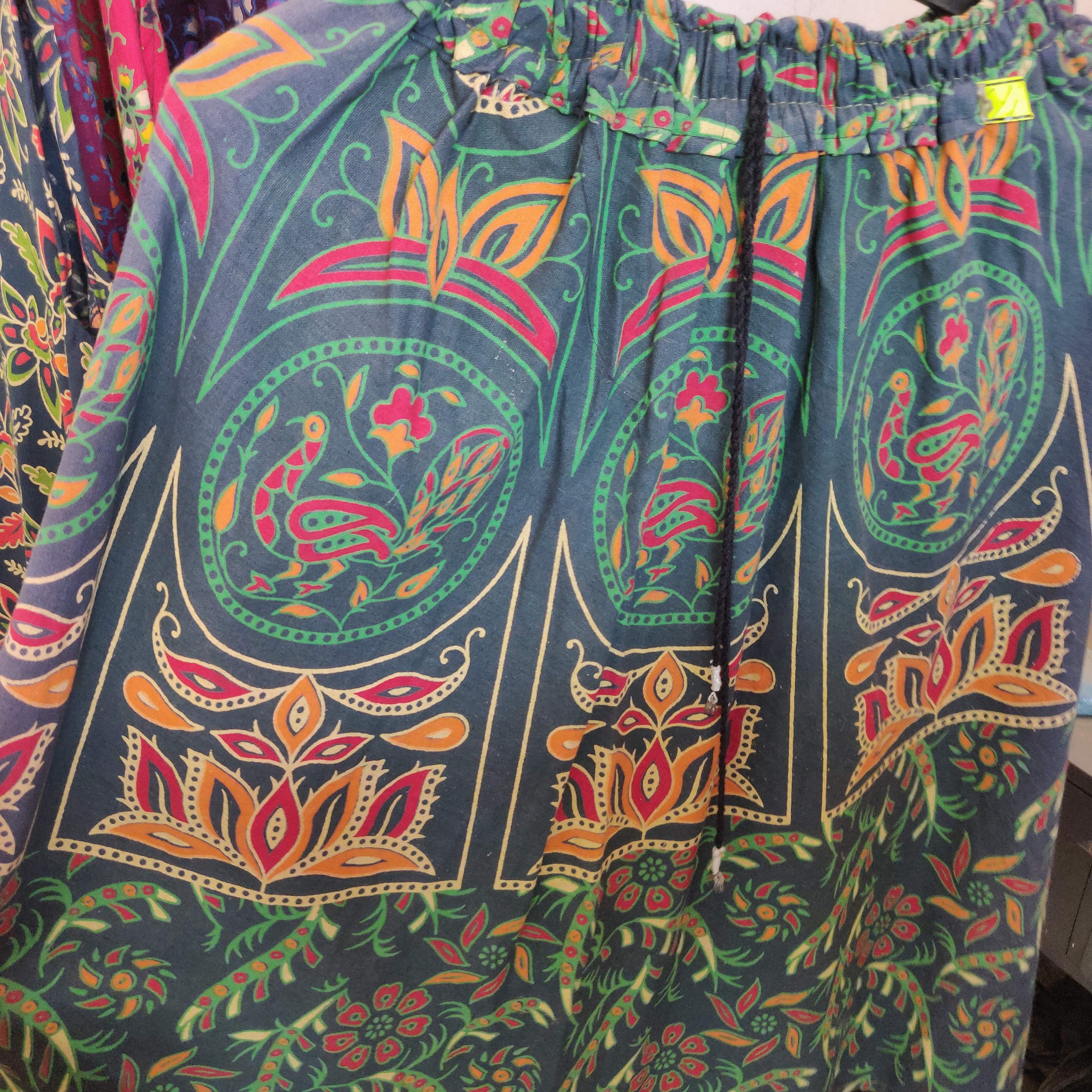 Clothing,Pattern,Visual arts,Motif,Textile,Art,Design,Paisley,Pattern,Sleeve