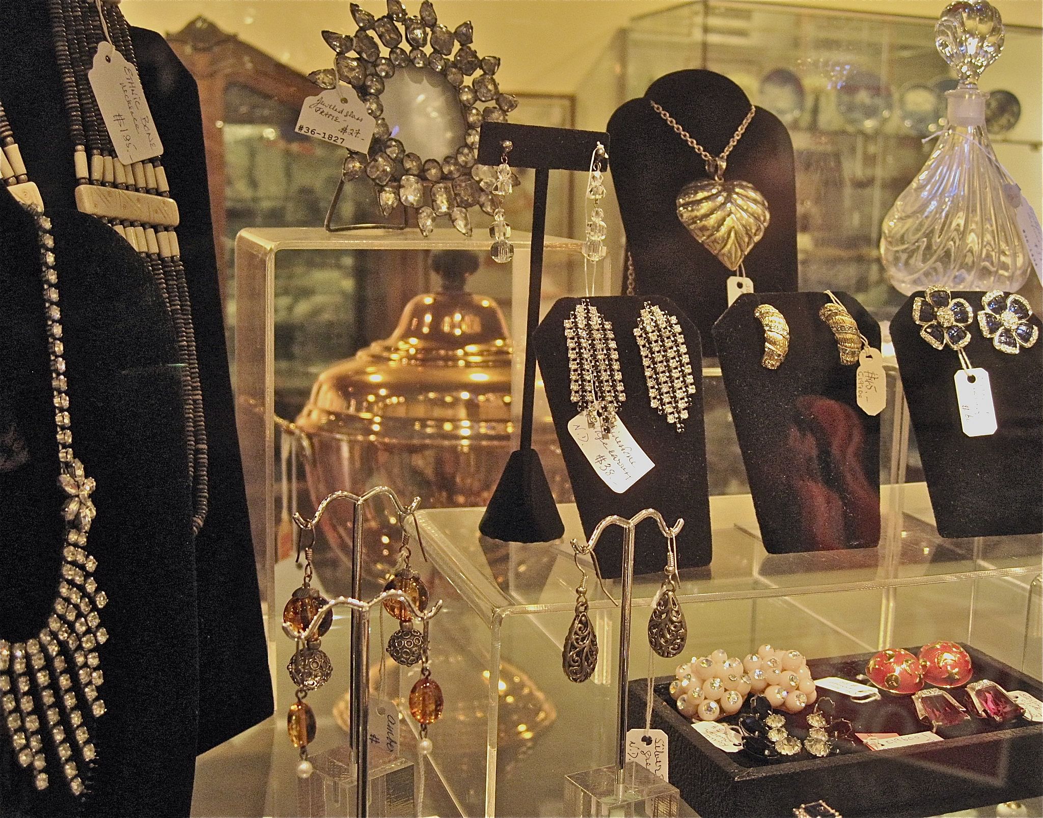 Display window,Fashion,Fashion accessory,Jewellery,Display case,Collection,Boutique,Fashion design