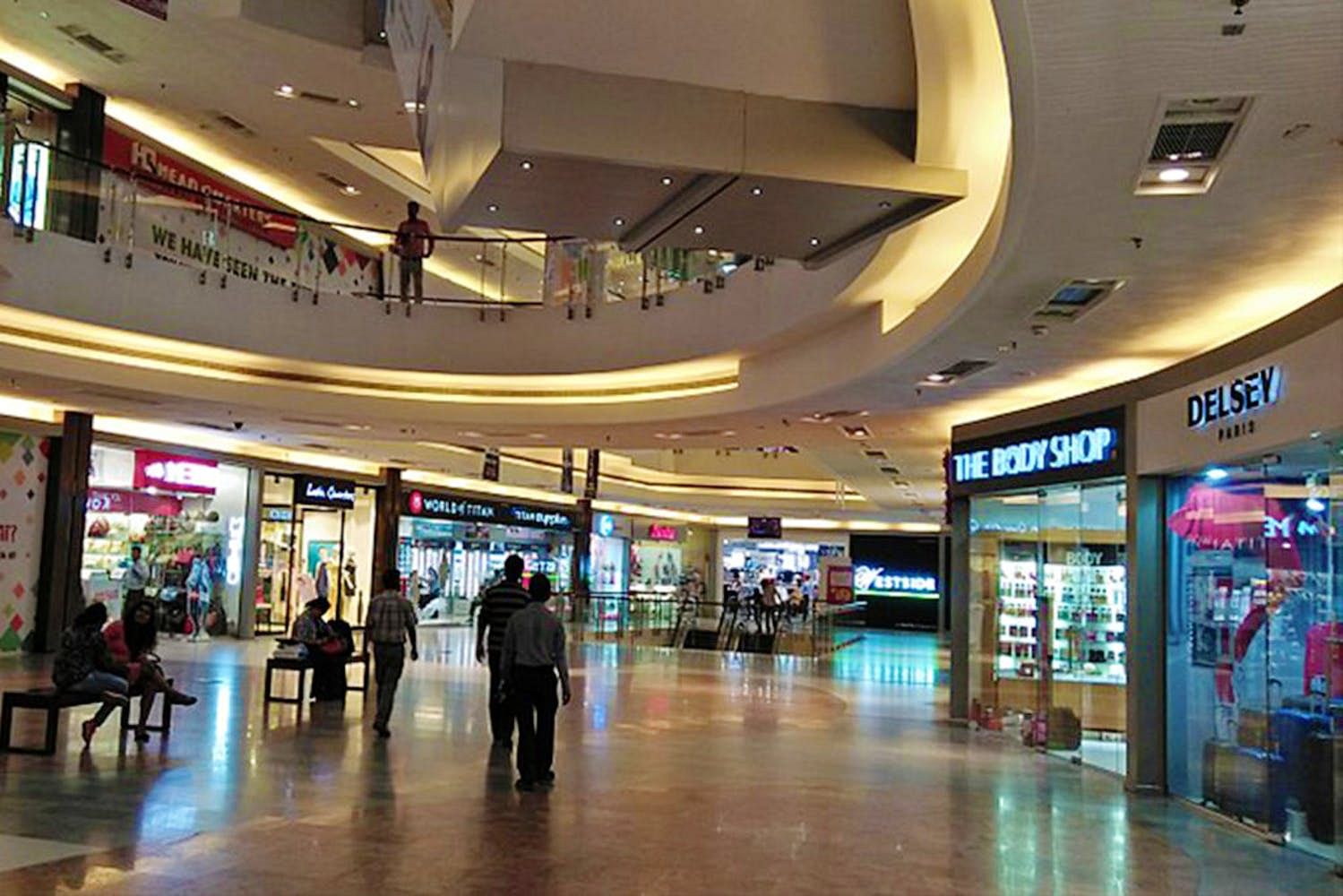 Shopping mall,Building,Lobby,Outlet store,Retail,Shopping,Airport,Plaza