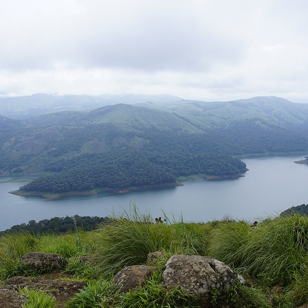 Highland,Body of water,Water resources,Mountain,Nature,Lake,Mountainous landforms,Loch,Sky,Wilderness